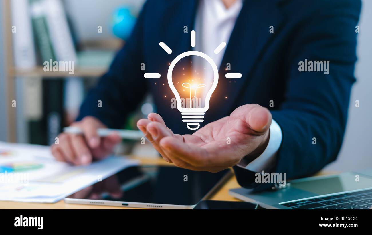 Innovazione attraverso idee e idee di ispirazione, idea di creatività e concetto di ispirazione di sviluppo aziendale sostenibile, mano umana che tiene la mano lig Foto Stock