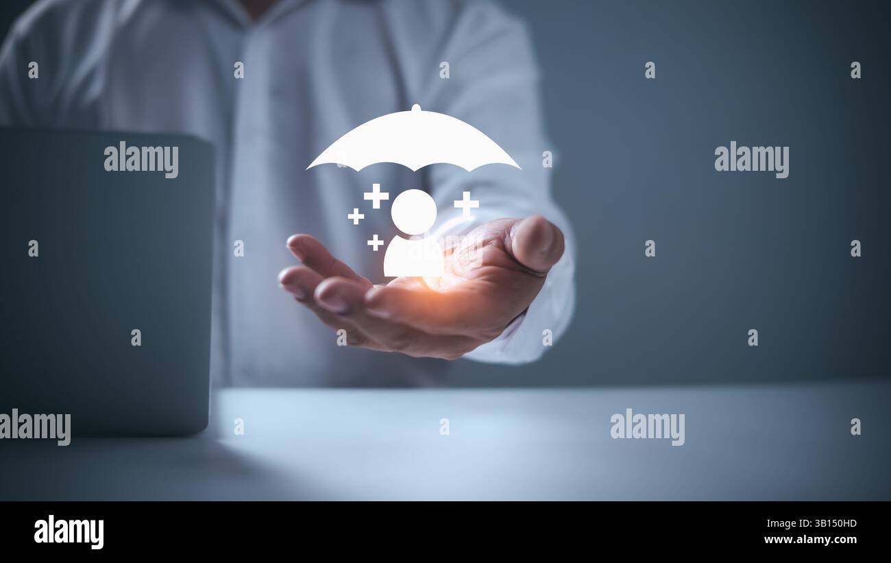 Assicurazione sanitaria e concetto di benessere medico, gli esseri umani stanno mostrando simboli di assicurazione, assicurazione sulla vita, assistenza sanitaria, rappresenta protezione e assuranc Foto Stock