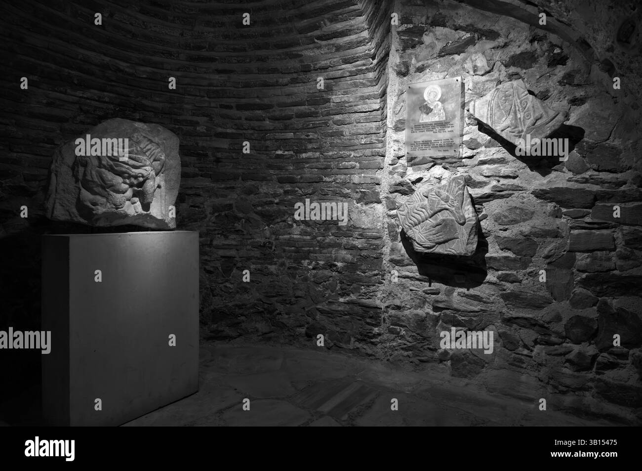 Vista interna della cripta, resti delle terme romane, Chiesa di Hagios Demetrios, nota anche come Agios Dimtrios o Basilica di Demetrio, Salonicco, Foto Stock
