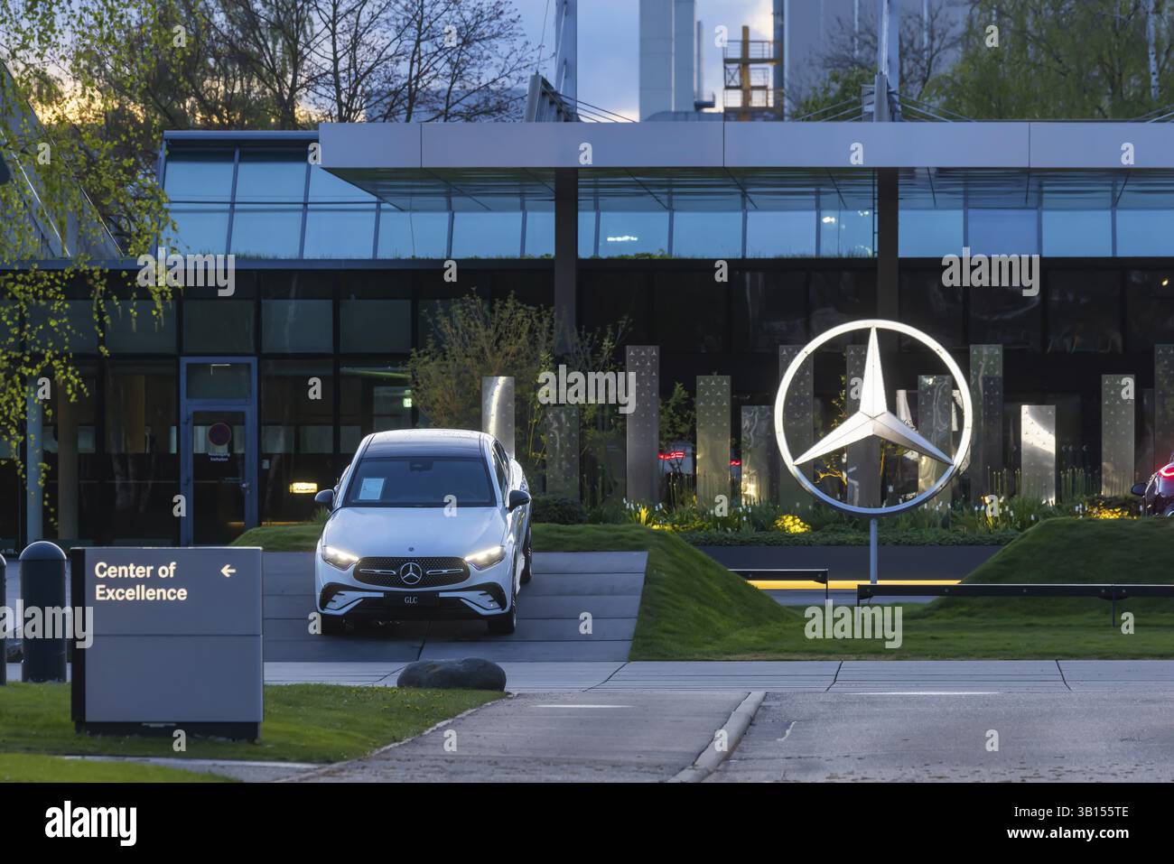 Stabilimento di Merecedes Sindelfingen. Centro di eccellenza Mercedes-Benz, centro clienti. Mercedes star e auto nuove. Sindelfingen, Baden-Wuerttemberg, Germa Foto Stock
