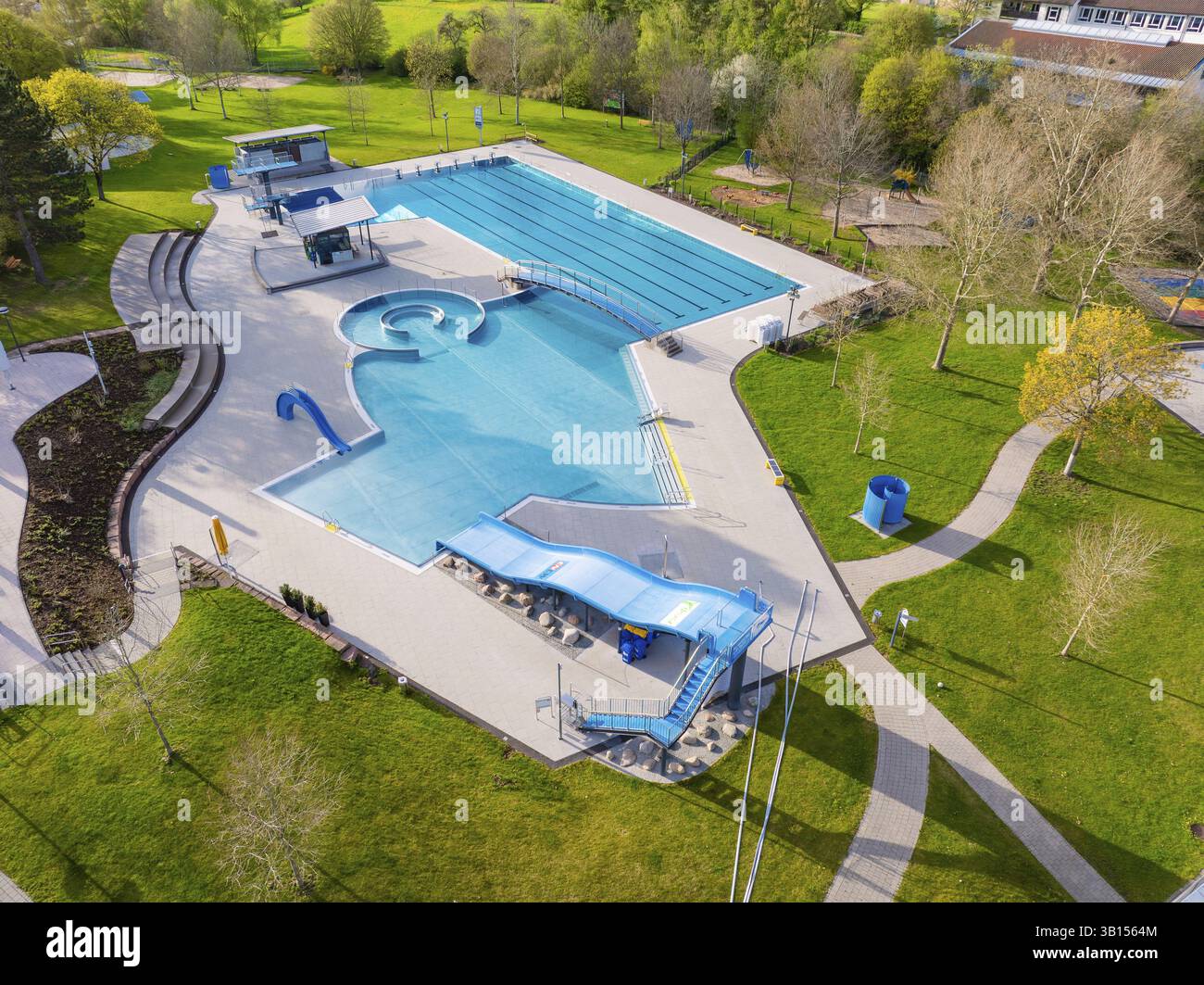 Grande piscina all'aperto con design complesso, scivoli e parco verde, piscina all'aperto Calw Stammheim, Calw, Foresta Nera, Germania, Europa Foto Stock