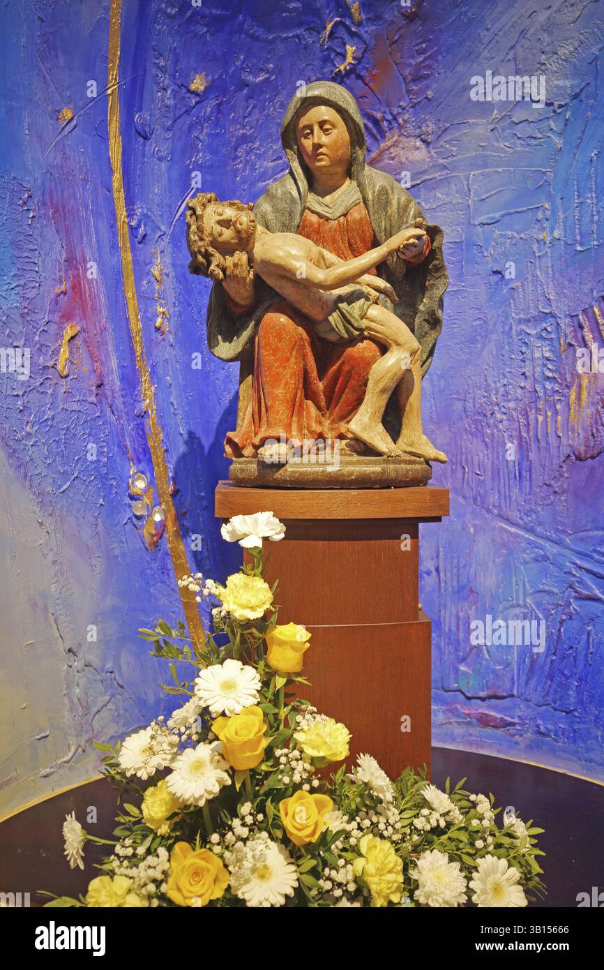 Pietà con bouquet di fiori, madre di Dio, morte, Gesù, che porta in braccio, blu, arte moderna, interni, chiesa di San Maurizio, abbazia benedettina, Abbe Foto Stock