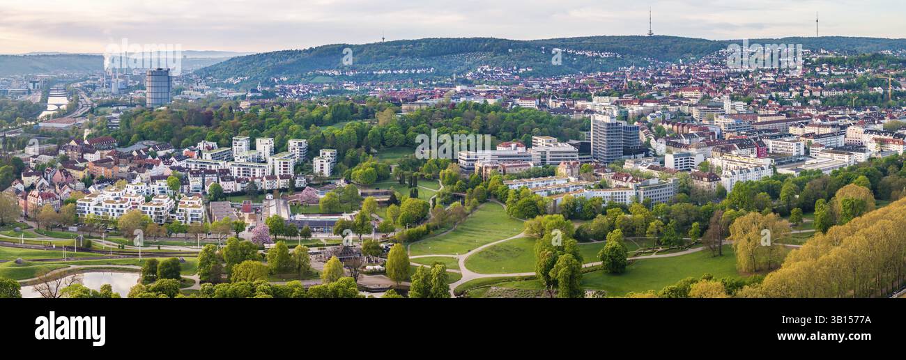 Palace Garden con Stuttgart East e il centro di trasmissione SWR. Vista sulla città di Stoccarda. Vista aerea. Stoccarda, Baden-Wuerttemberg, Germania, Europa Foto Stock