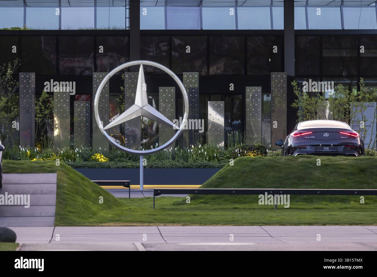 Stabilimento di Merecedes Sindelfingen. Centro di eccellenza Mercedes-Benz, centro clienti. Mercedes star e auto nuove. Sindelfingen, Baden-Wuerttemberg, Germa Foto Stock