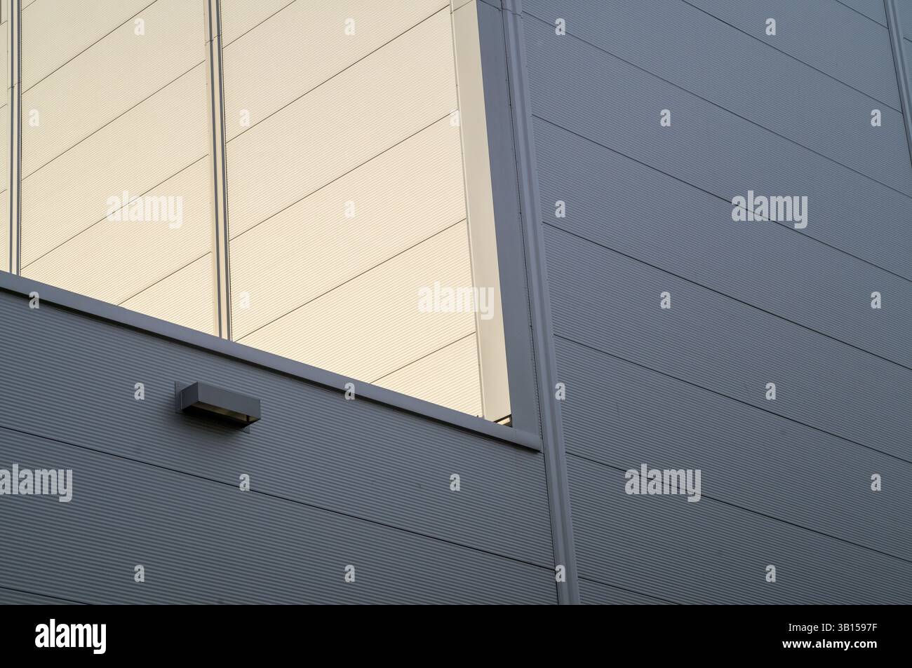Dettagli architettonici dell'esterno di un edificio moderno che mette in risalto l'interazione di luce e ombra su pannelli testurizzati, Borken, NRW, Germania, Europa Foto Stock