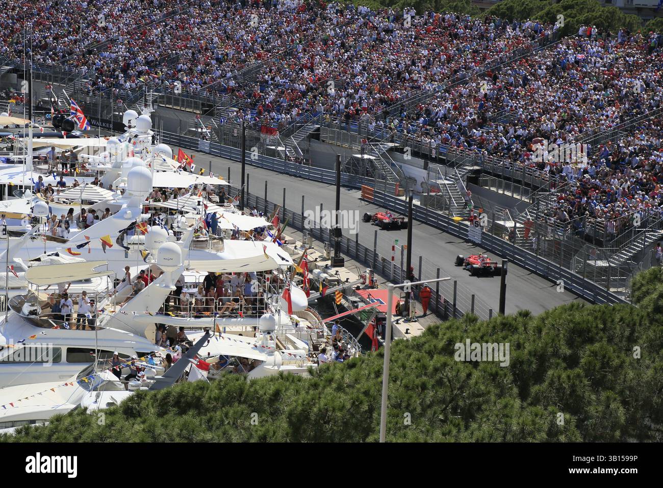 Sebastian Vettel e Kimi Raeikkoenen, Ferrari davanti alla piscina chicane, gara di Formula 1, Formula 1, Gran Premio di F1 Monaco 2017 Foto Stock