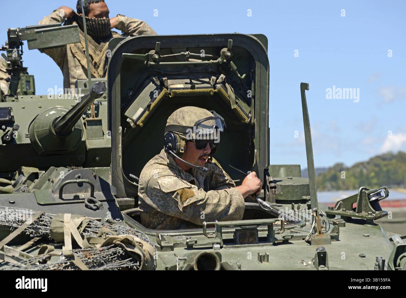 GREYMOUTH, NUOVA ZELANDA, 18 NOVEMBRE 2017: I membri dell'equipaggio di un Light Armoured Vehicles (LAV) si preparano a partire da Greymouth dopo un giorno aperto per la Foto Stock