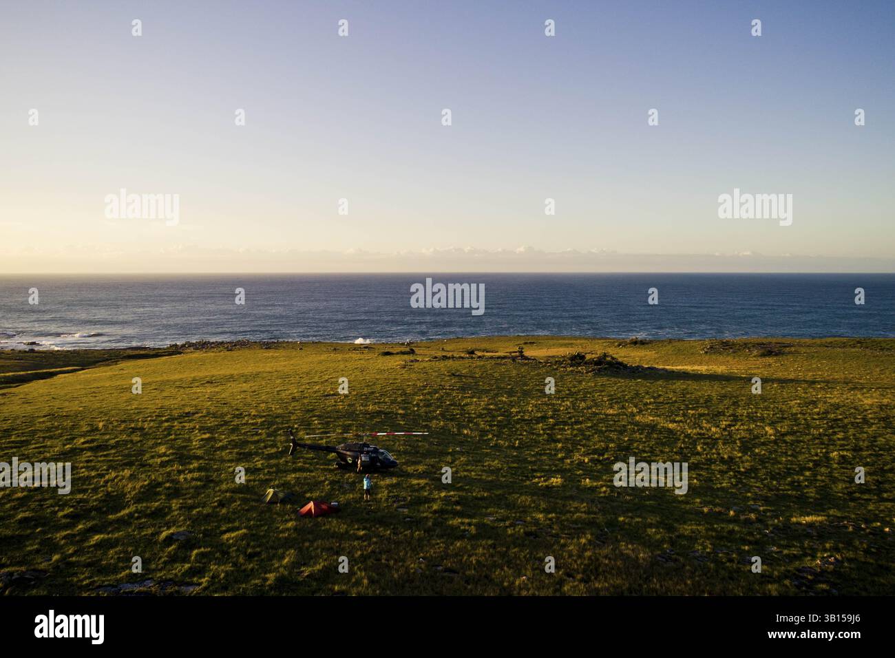 Oceano Indiano, Field, elicottero, Jet Ranger, Horizon, campeggio, tende, costa selvaggia, Rodano, Capo Orientale, Sudafrica, Africa Foto Stock