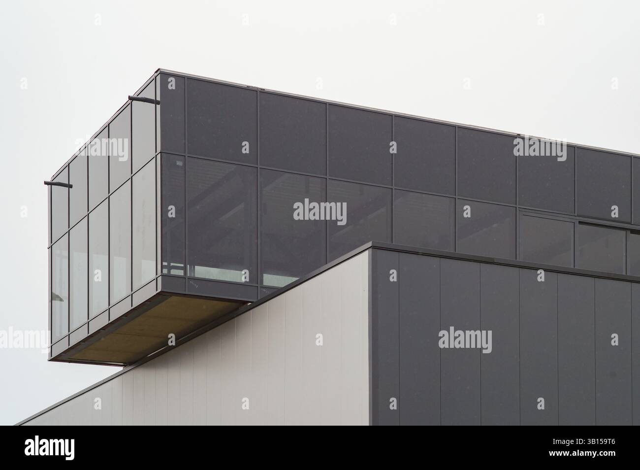 Borken, NRW, Germania, moderno edificio per uffici che presenta un'architettura contemporanea con facciata in vetro e acciaio, che riflette le tendenze del design moderno in Europa Foto Stock