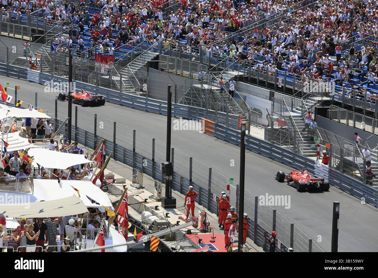 Tribune e yacht nel porto di Port Hercule, le due principali Ferrari di Kimi Raeikkoenen e Sebastian Vettel, gara di Formula 1, Formula 1, F1 Grand Foto Stock