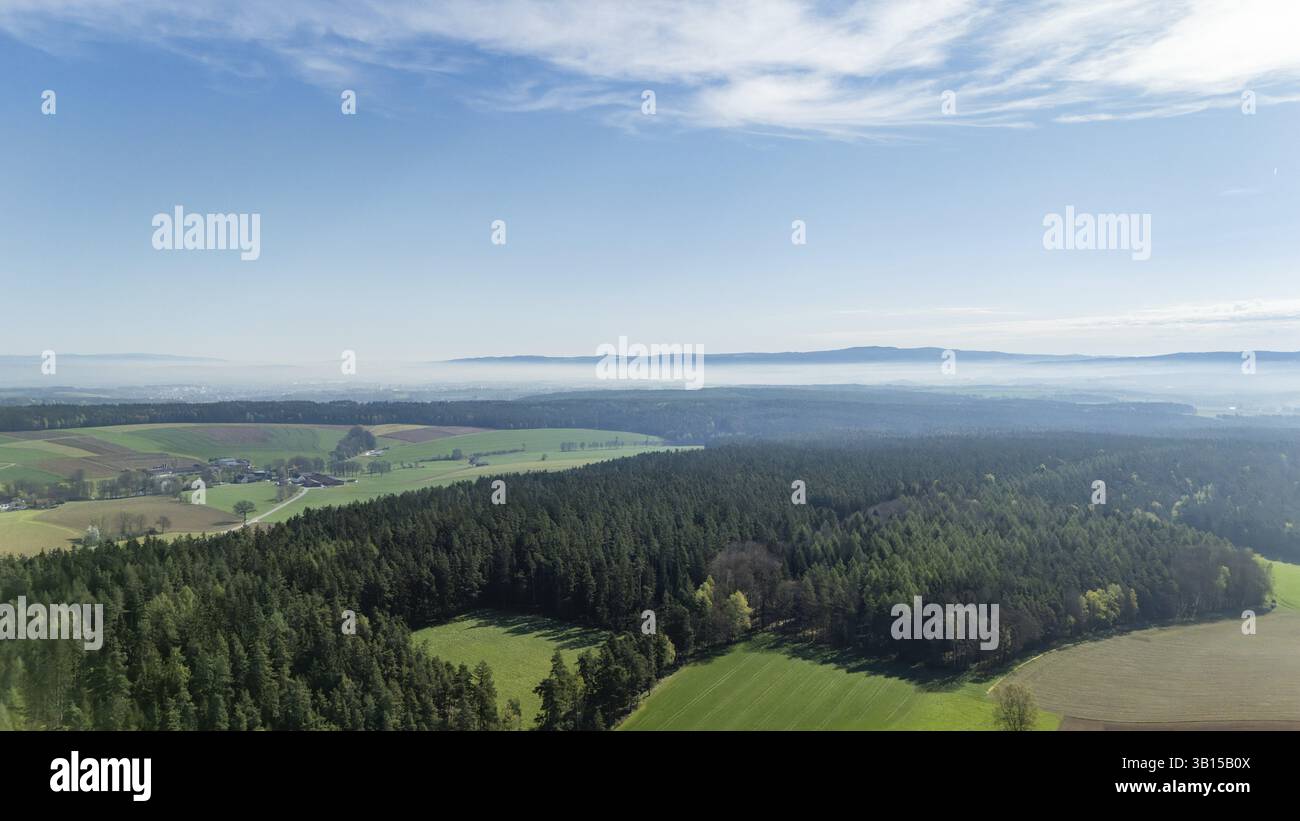 Vista su campi e foreste con un cielo ampio sullo sfondo, Waldsassen, alto Palatinato, Baviera, Germania, Europa Foto Stock