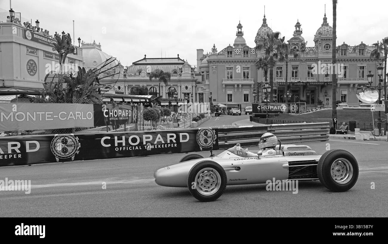 Porsche 804 Formula 1, guidata da Derek Bell, sfilata 70 anni di Porsche sulla piazza antistante il Casinò di Monte Carlo, 11° Gran Premio M Foto Stock