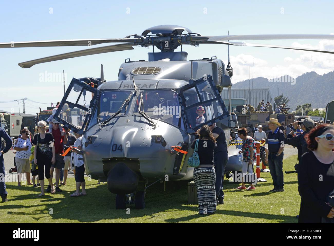 GREYMOUTH, NUOVA ZELANDA, 18 NOVEMBRE 2017: La folla si riunisce per ispezionare un elicottero dell'Air Force NH90 in un giorno aperto gestito dalle forze armate neozelandesi. T Foto Stock