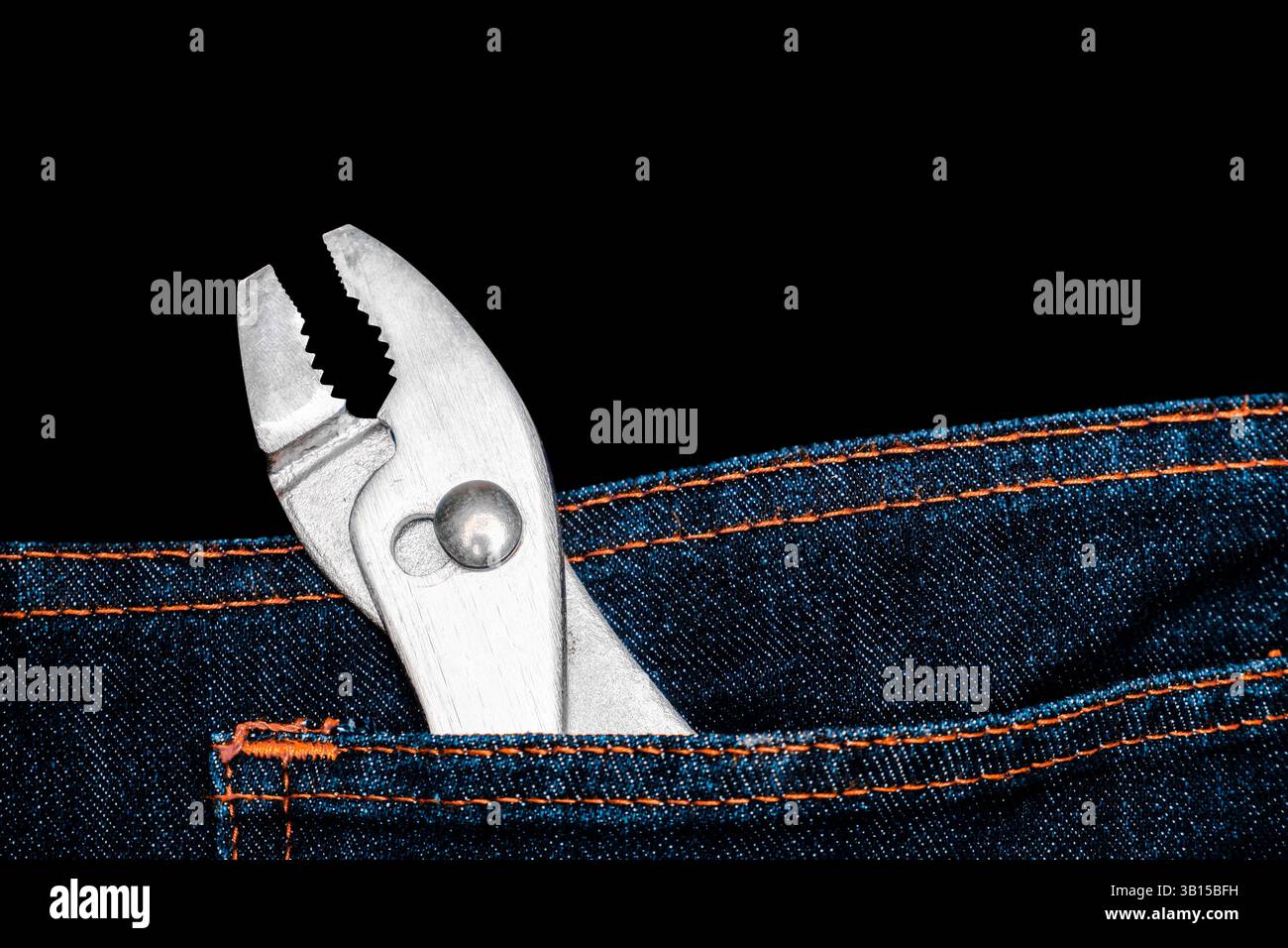 Pinze in tasca, primo piano a di pinze argentate che sporgono dalla tasca posteriore dei jeans blu. Utensili manuali, fai da te, attrezzature di riparazione. Foto Stock