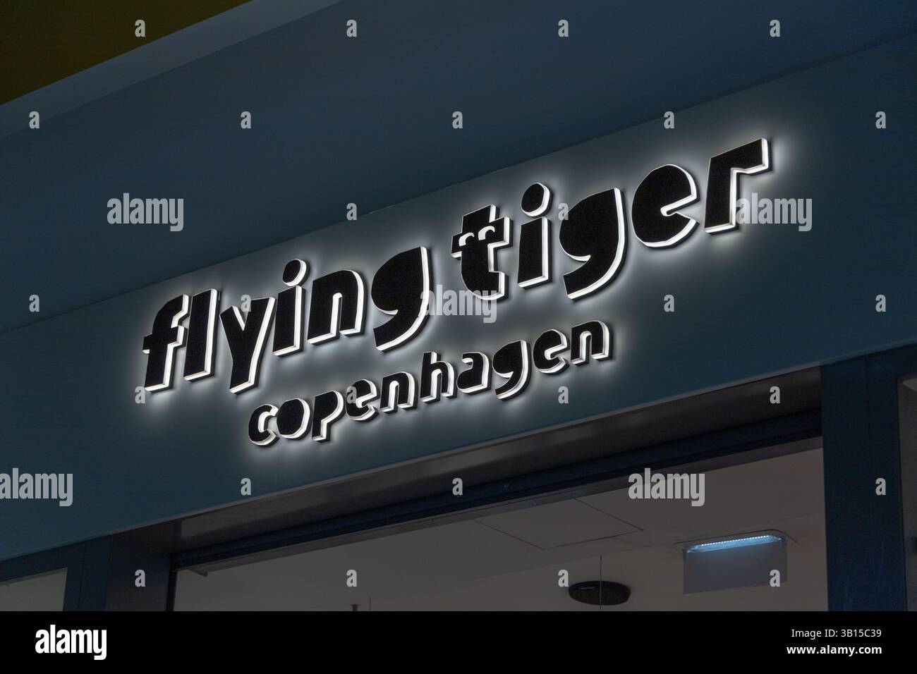 Lisbona, Portogallo. 25 febbraio 2025. Catena del marchio Flying Tiger Copenhagen e cartello con il logo di testo, negozio di fronte al negozio cittadino di decorazioni per interni danesi Foto Stock