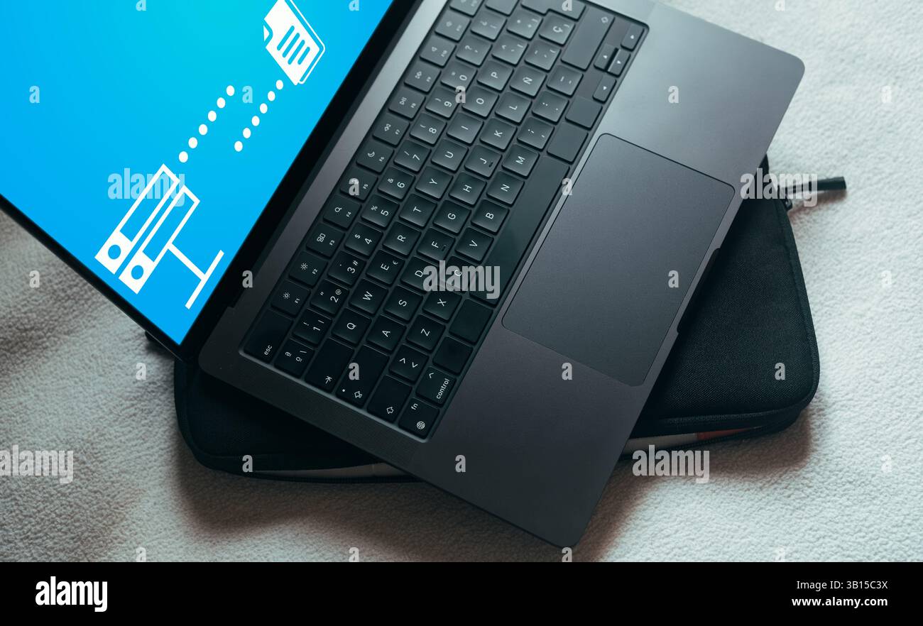 Concetto di trasferimento dati. FTP, file Transfer Protocol, ricevitore file e copia di backup del computer. Sistema digitale per il trasferimento di documenti e file. Foto Stock