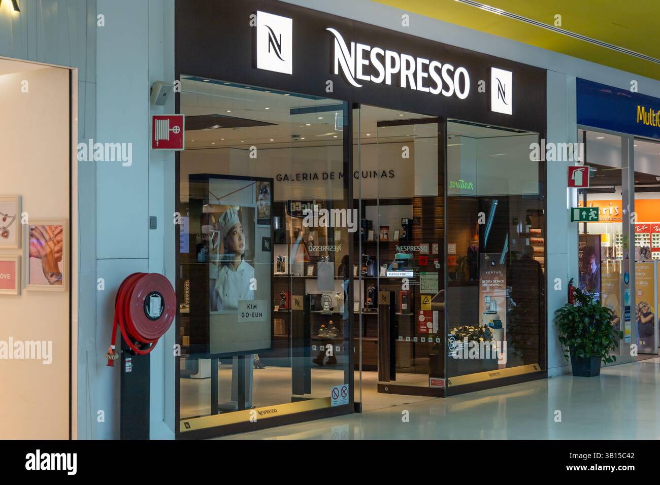 Lisbona, Portogallo. 25 febbraio 2025. Nespresso Shop, una catena internazionale che vende la propria linea di caffè, macchine per espresso e accessori per la casa Foto Stock