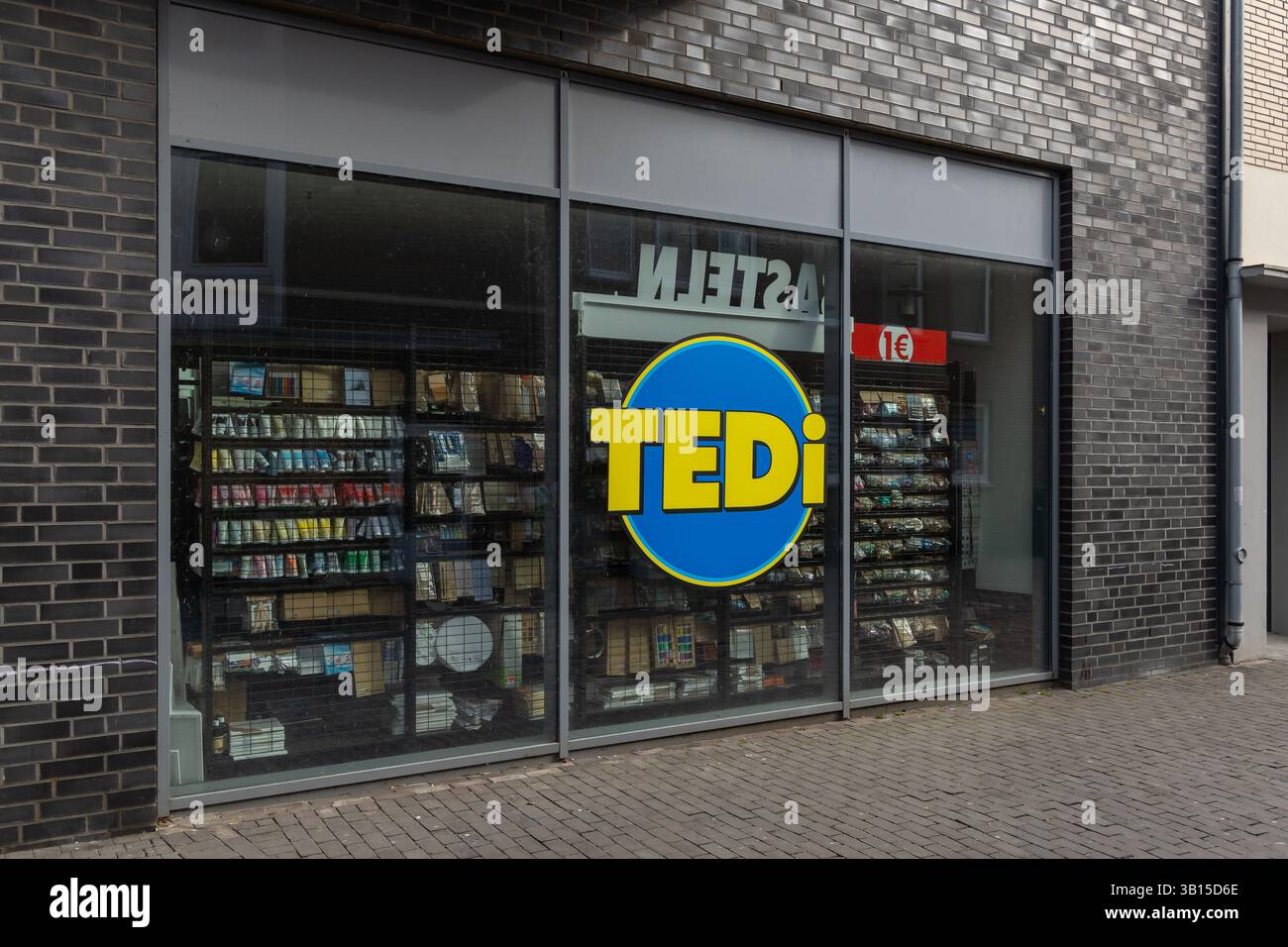 Emmerich, Germania. 19 febbraio 2025. Logo Tedi in negozio. Foto Stock