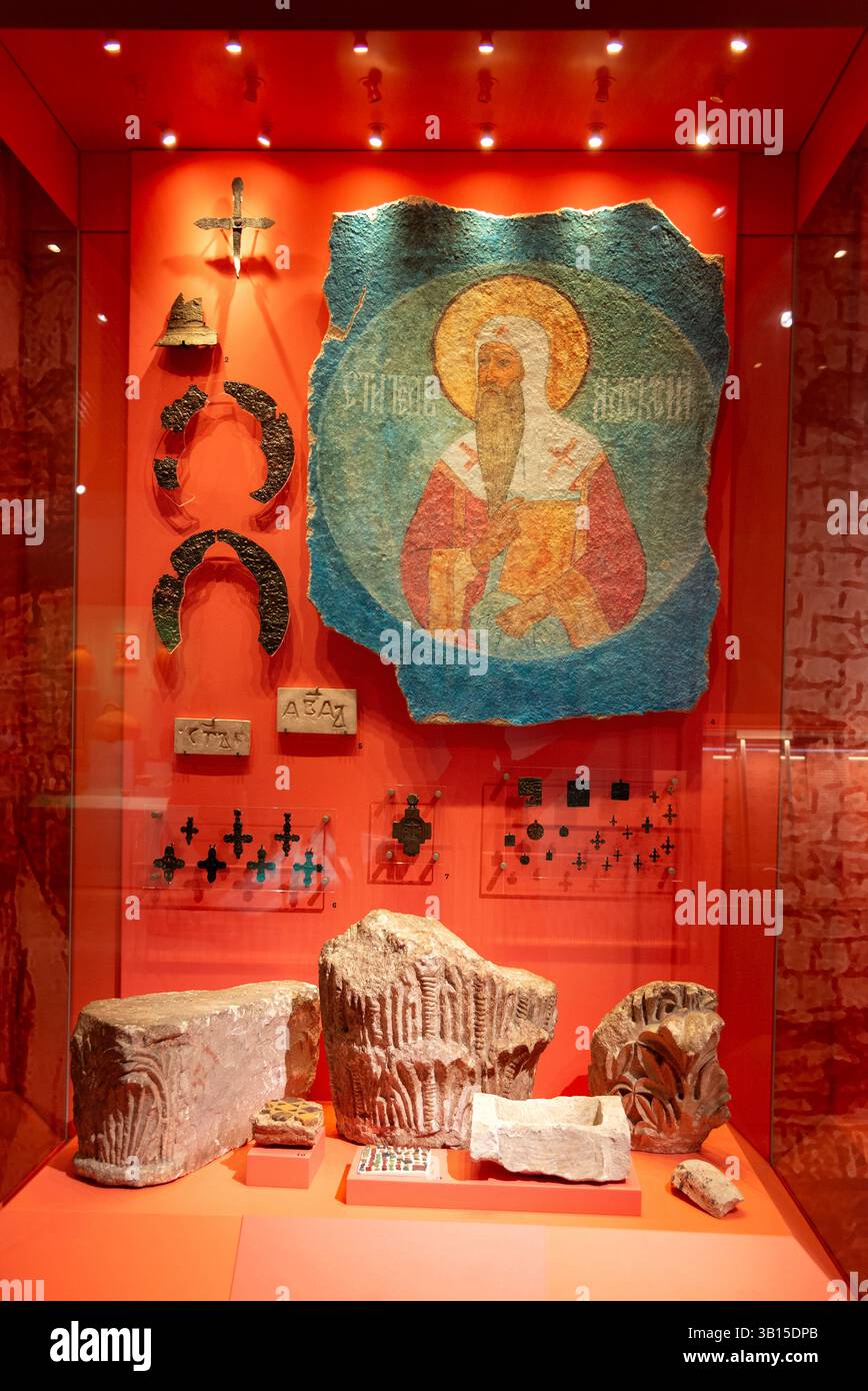 REGIONE DI TULA, RUSSIA - 21 MAGGIO 2024: La mostra "la cultura materiale della Russia dell'XI-XV secolo". Museo Kulikovo Field, regione di Tula Foto Stock