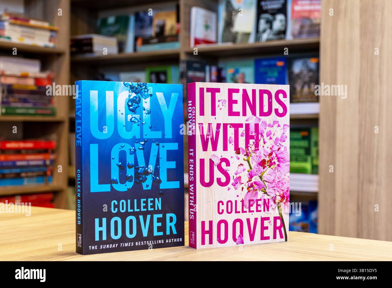 Primo piano di Ugly Love di Colleen Hoover e finisce con noi romanzi in libreria. Foto Stock