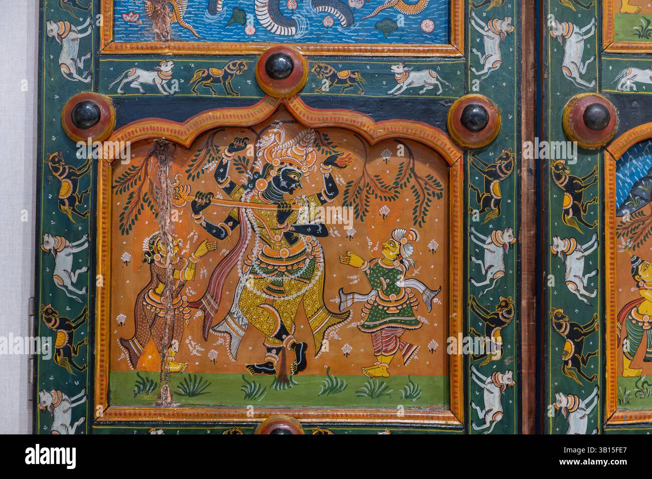 Krishna probabilmente con Yashoda e Nanada. Bhittichitra è una forma d'arte tradizionale di Orissa. Dipinti su una porta, questi murales raffigurano varie storie Foto Stock