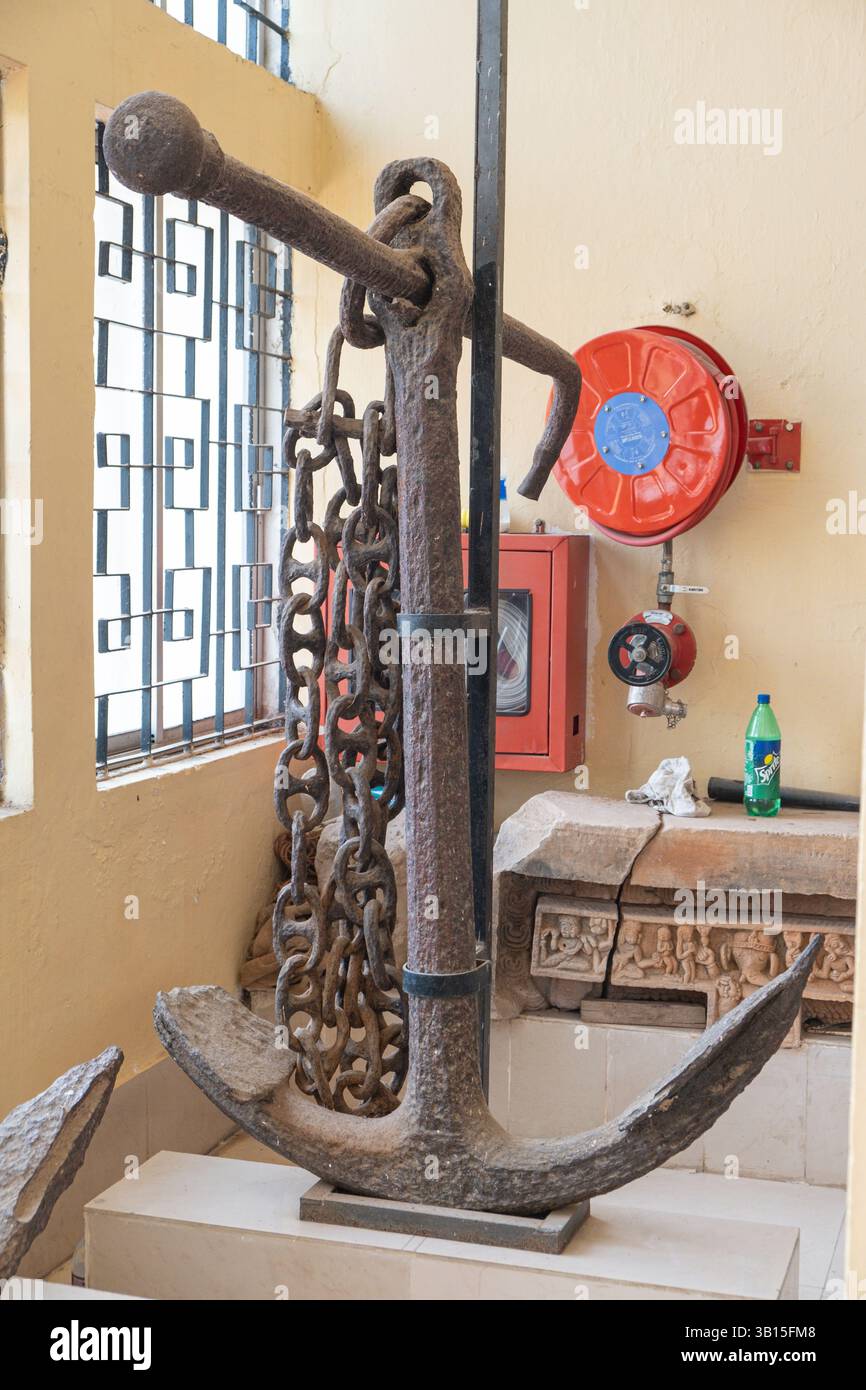 Una vecchia nave ancora in mostra al museo statale di Odisha. Foto Stock