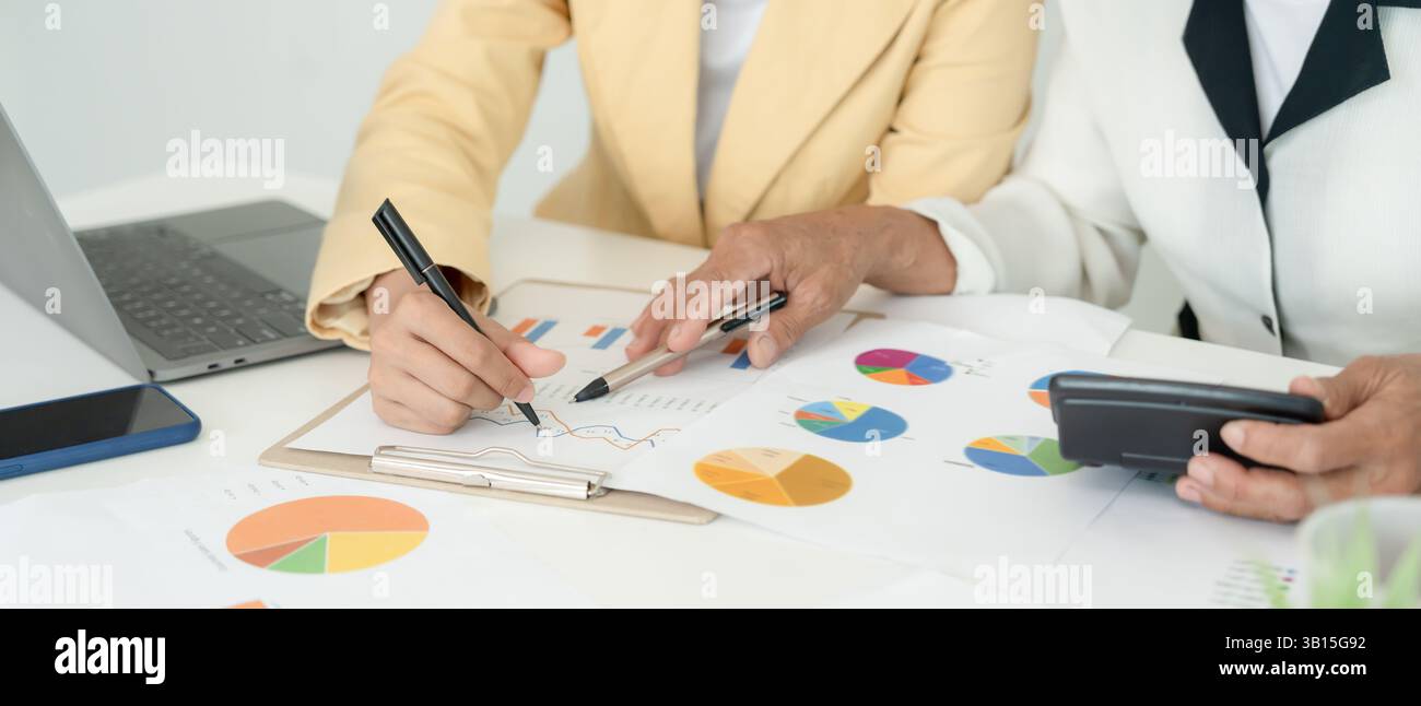 Il team aziendale calcola vantaggio, lavoratrice, fogli di calcolo, grafico dello sviluppo finanziario, conti bancari, statistiche, economia, analisi dei dati, investi Foto Stock