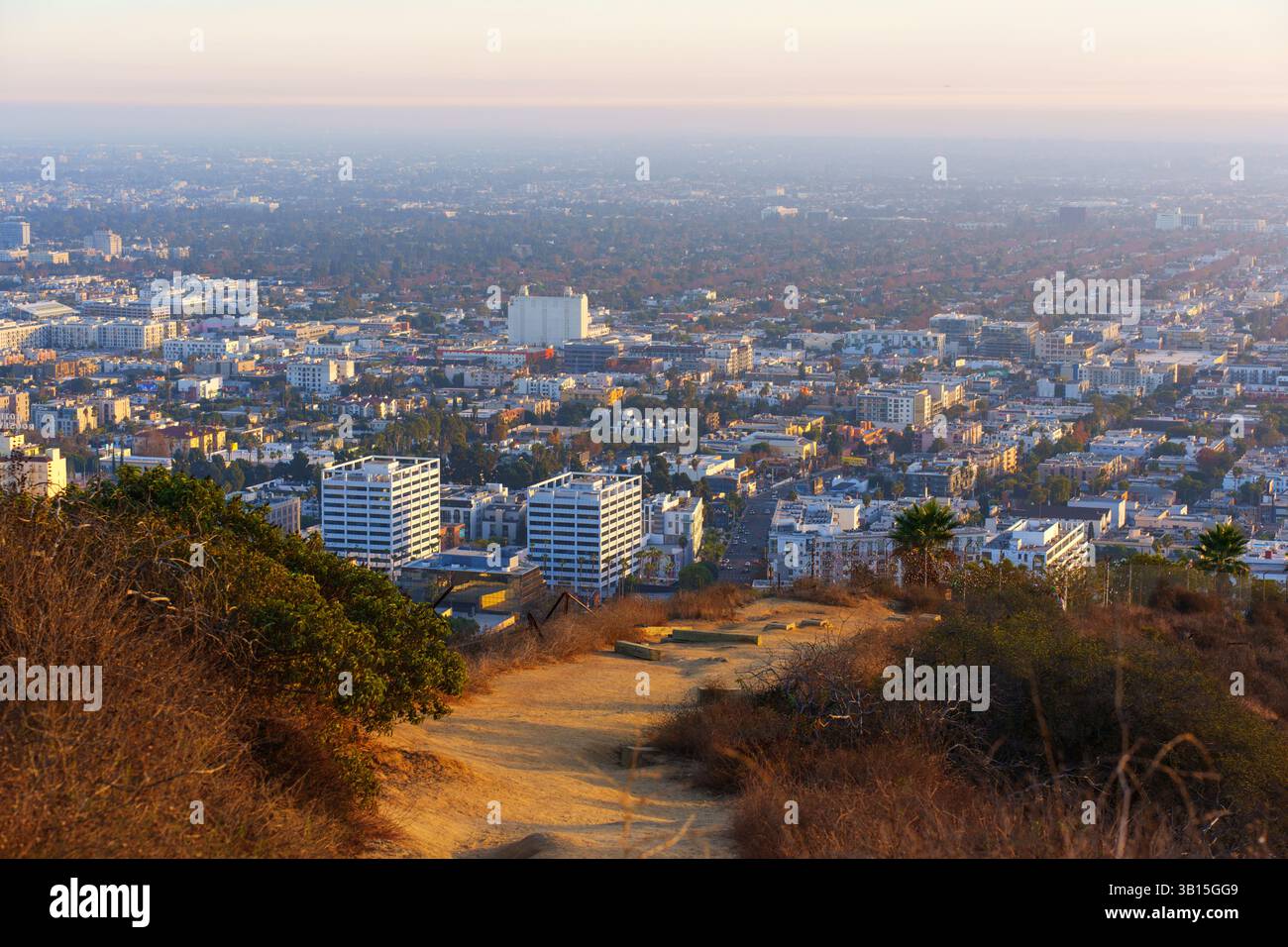 Los Angeles, California - 3 dicembre 2024: Prospettiva grandangolare dal Runyon Canyon Park, che mostra il vasto paesaggio urbano di LOS ANGELES durante la notte d'oro Foto Stock
