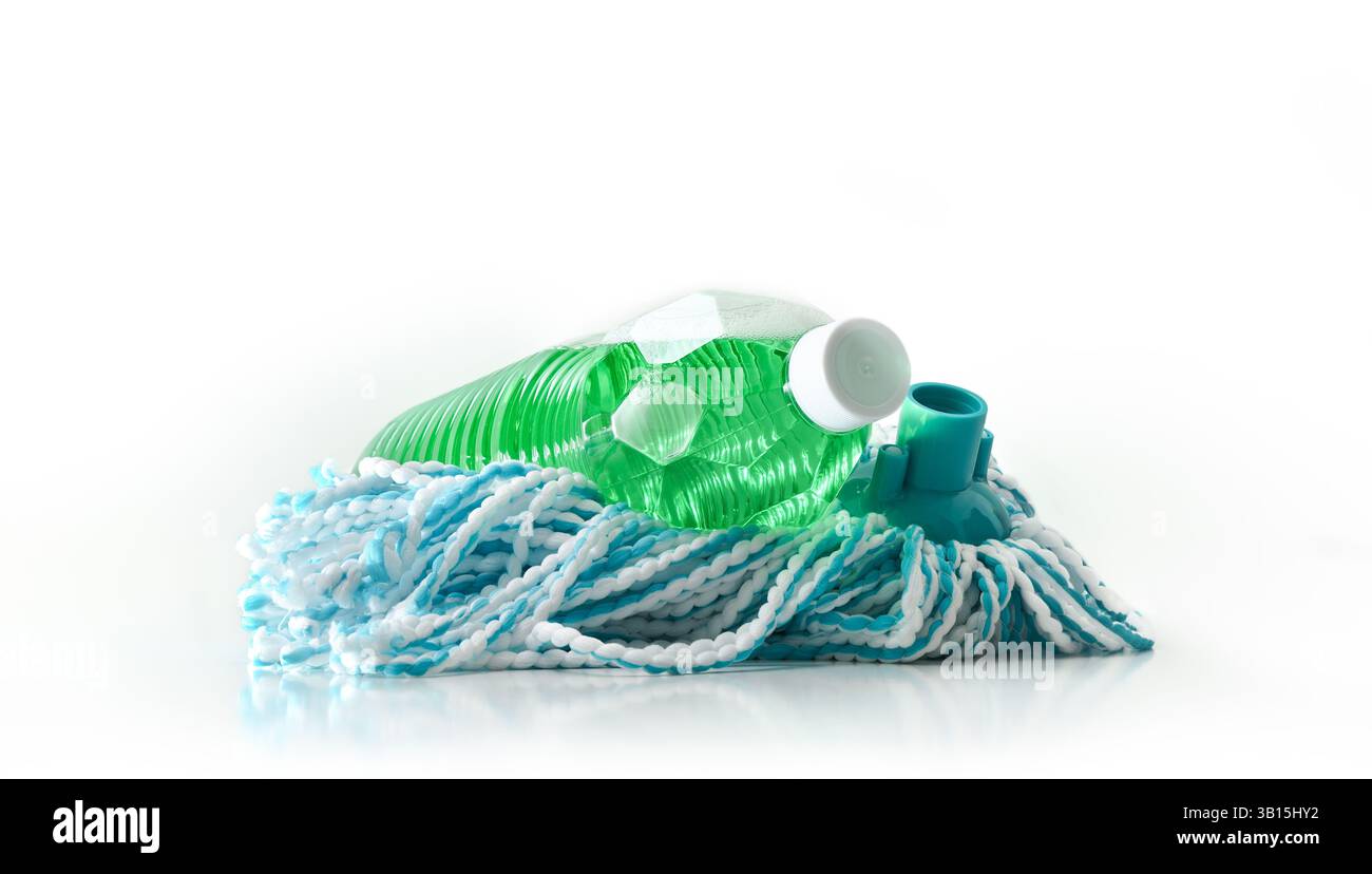 Flacone in plastica con prodotto disinfettante verde per pavimenti su mocio con fibre blu e bianche su base riflettente pulita e bianca e ba isolata bianca Foto Stock