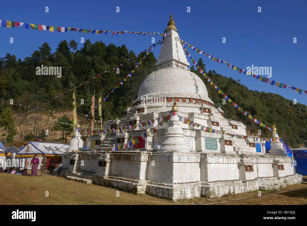 Monumento buddista Chendebji chorten vicino a Trongsa, il Bhutan centrale è uno stupa in stile nepalese con bandiere di preghiera e striscioni durante il festival Foto Stock