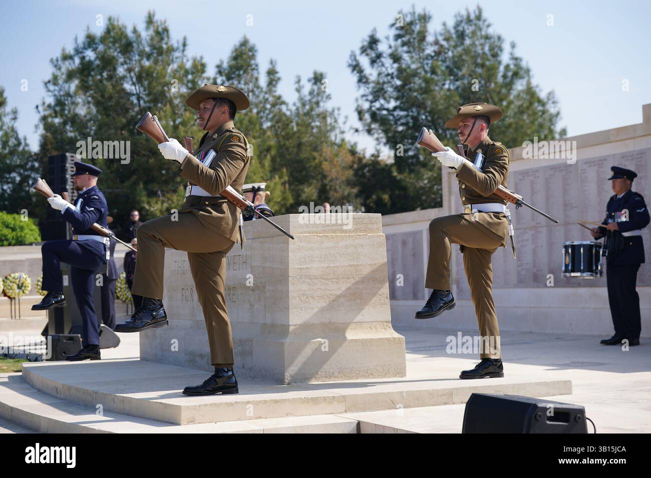 Membri della Guardia federale australiana presso l'Australia National Service presso il cimitero di Lone Pine sulla penisola di Gallipoli. La Princess Royal è in Turchia per celebrare l'Anzac Day, che commemora l'anniversario dell'inizio degli sbarchi di Gallipoli, ed è una giornata nazionale di commemorazione per l'Australia e la nuova Zelanda. Data foto: Venerdì 25 aprile 2025. Foto Stock
