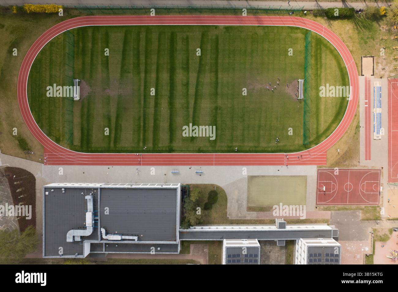 Complesso scolastico con campi sportivi e paesaggio urbano - Vista aerea. Foto Stock