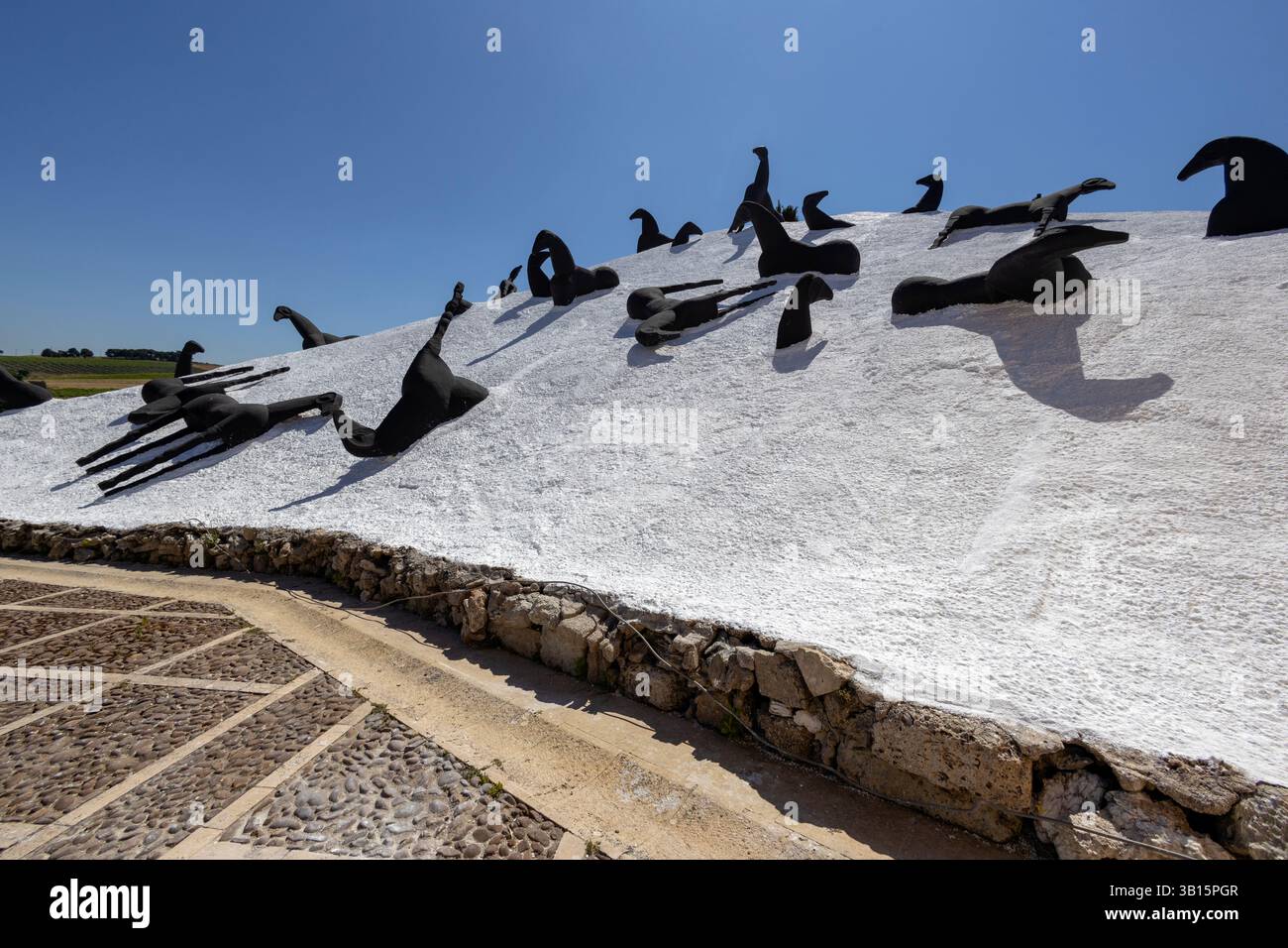 GIBELLINA, ITALIA, 27 GIUGNO 2023 - la montagna del sale, installazione di Mimmo Paladino ubicata permanentemente presso il Baglio di Stefano a Gibellina, Sici Foto Stock