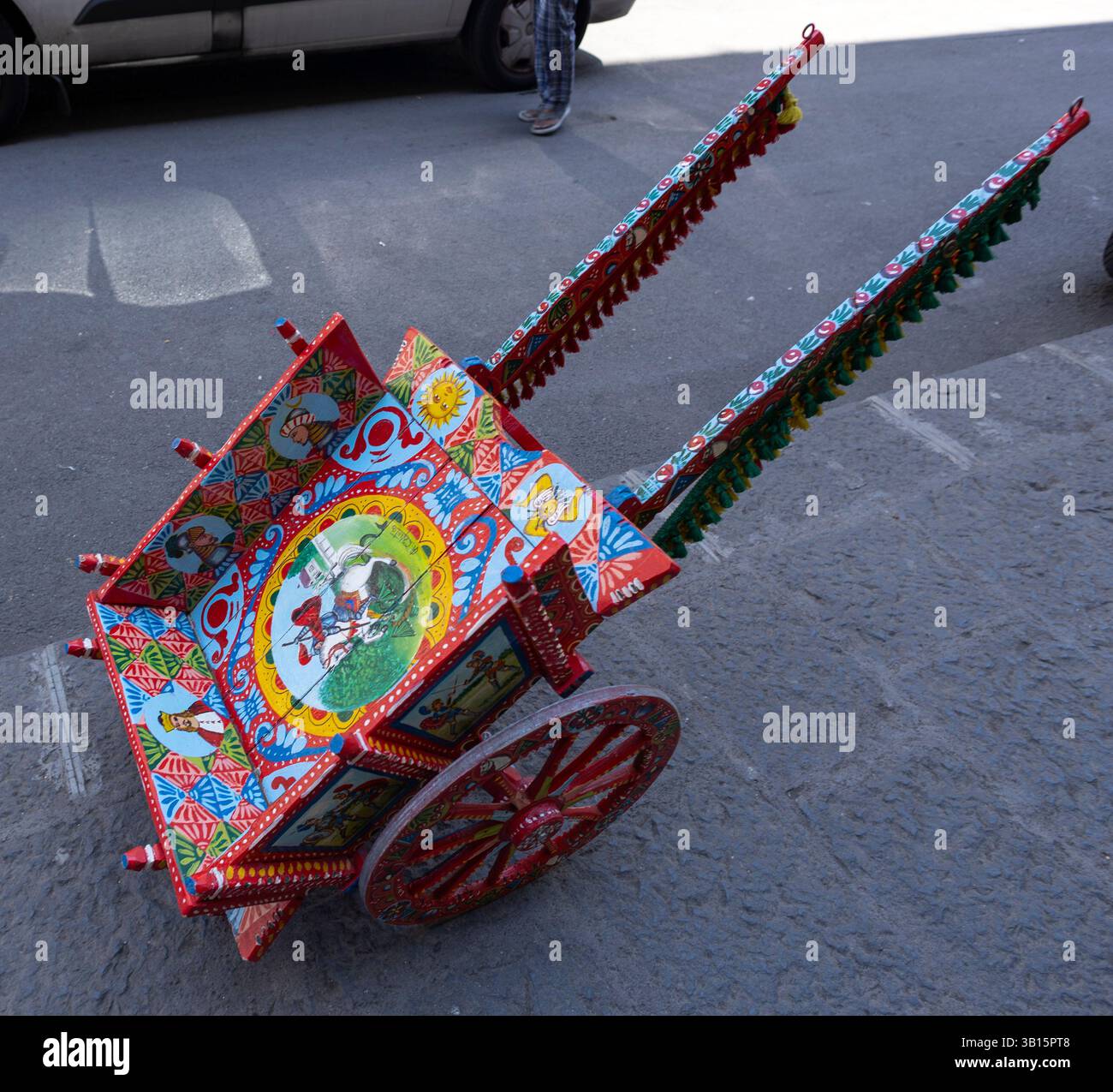 Un tipico carretto siciliano decorato con molti colori Foto Stock