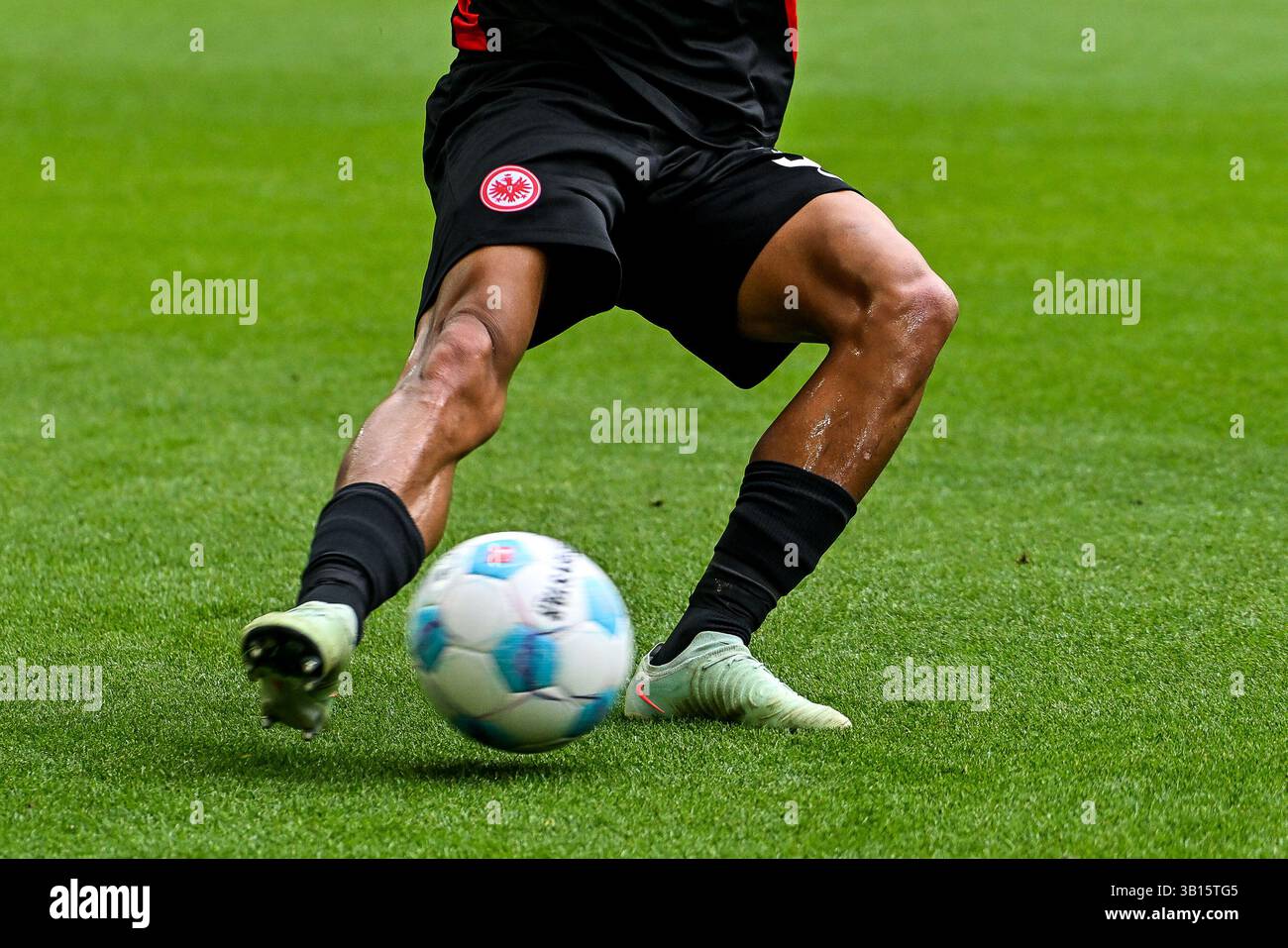 20.04.2025, WWK-Arena, Augusta, GER, 1. FBL, FC Augsburg vs Eintracht Frankfurt, im Bild Frankfurter Spieler Spielt den Ball, Logo von Entracht Frankfurt, Symbolfoto foto foto ? Le normative Nordphoto GmbH / Hafner DFL vietano qualsiasi utilizzo di fotografie come sequenze di immagini e/o quasi-video Foto Stock