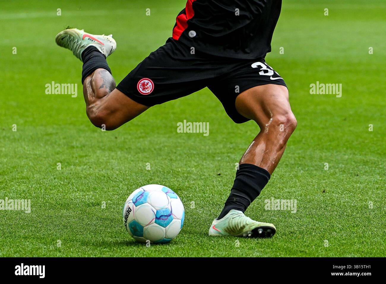 20.04.2025, WWK-Arena, Augusta, GER, 1. FBL, FC Augsburg vs Eintracht Frankfurt, im Bild Frankfurter Spieler Spielt den Ball, Logo von Entracht Frankfurt, Symbolfoto foto foto ? Le normative Nordphoto GmbH / Hafner DFL vietano qualsiasi utilizzo di fotografie come sequenze di immagini e/o quasi-video Foto Stock