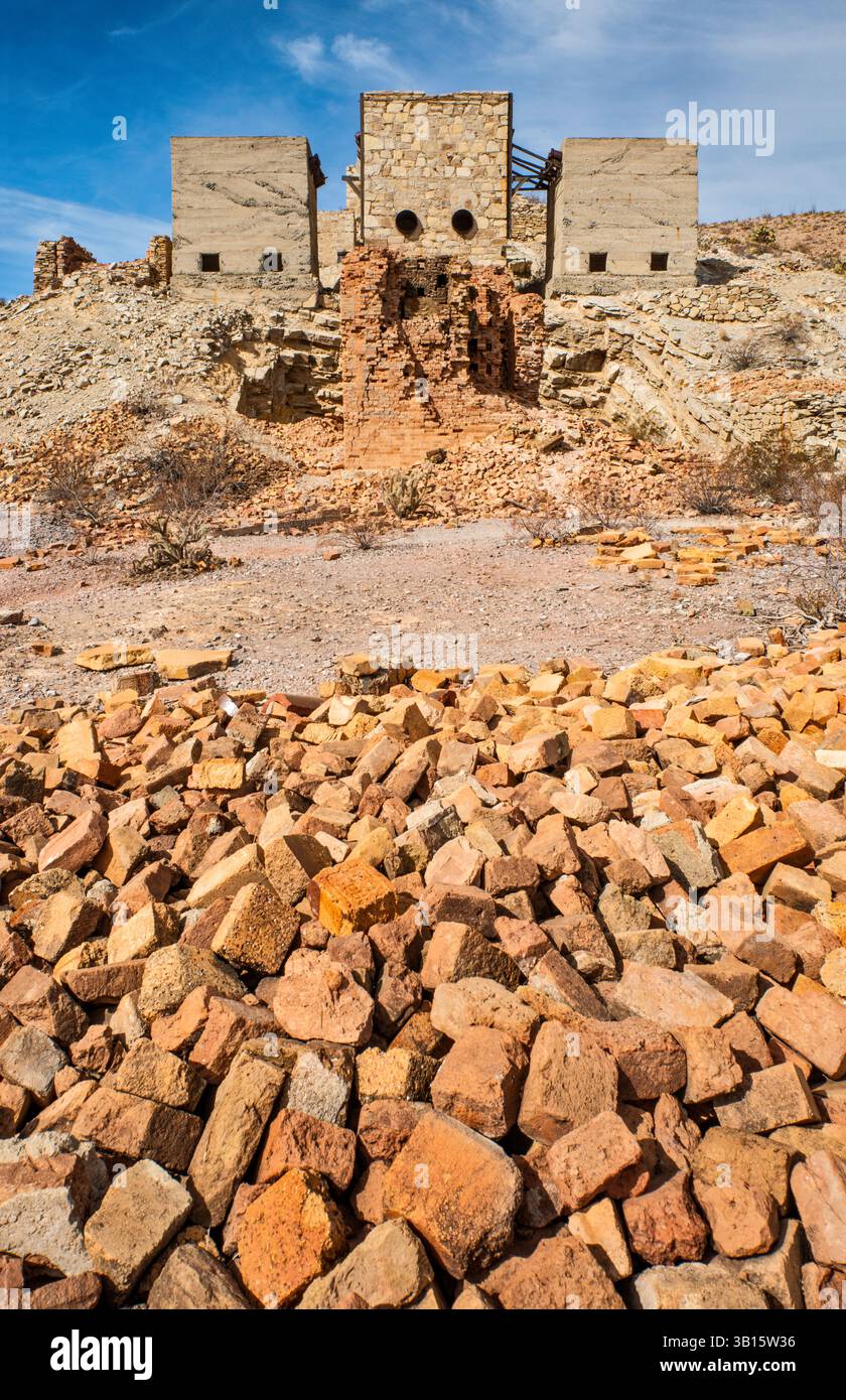 Rovine di tre condensatori principali su residui di calcite presso la miniera di Mariscal, operativa 1900-1943, River Road, deserto del Chihuahuan, Big Bend Natl Park, Texas Foto Stock