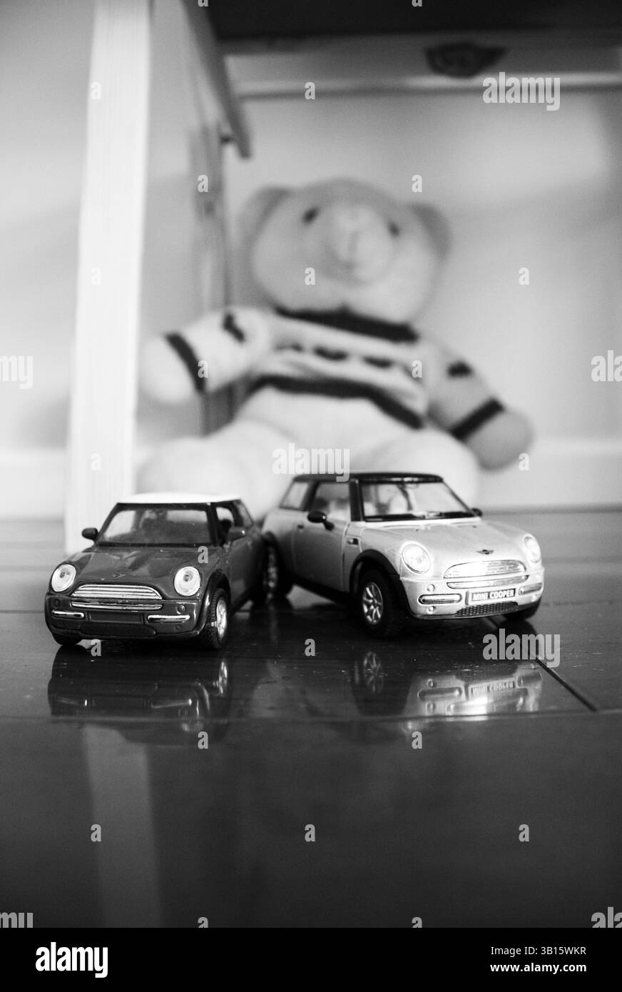 Mini Cooper con orsacchiotto sullo sfondo Foto Stock