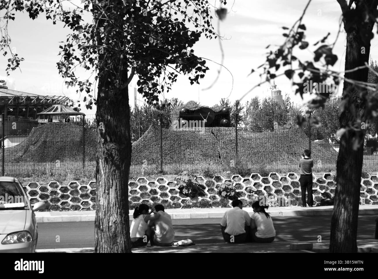 Stadio Olimpico di Pechino 2008 con missili di difesa aerea e visitatori Foto Stock