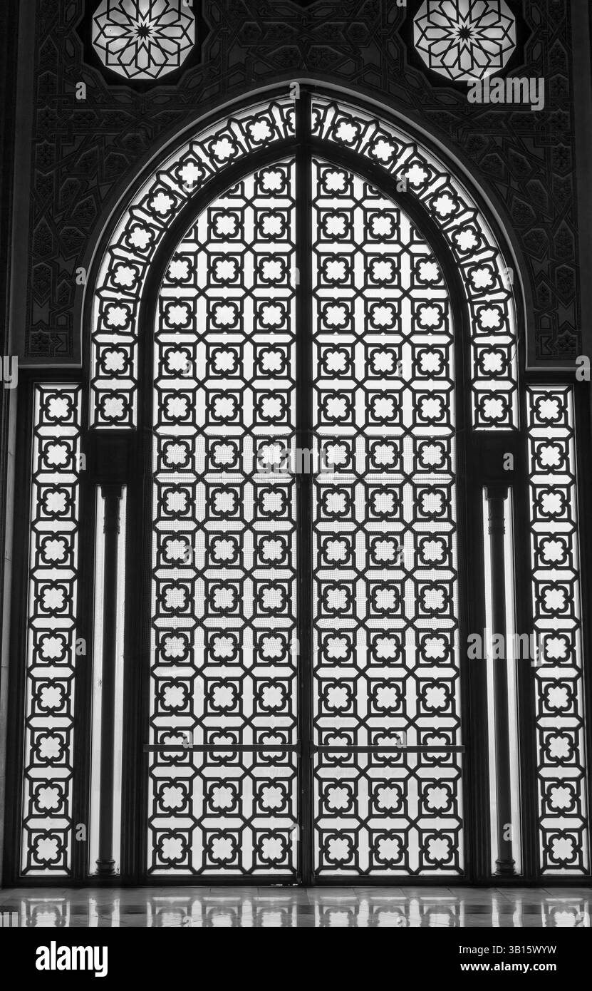 Sagome del cancello alla Moschea di Hassan II - Casablanca, Marocco. Verticalmente. Foto Stock