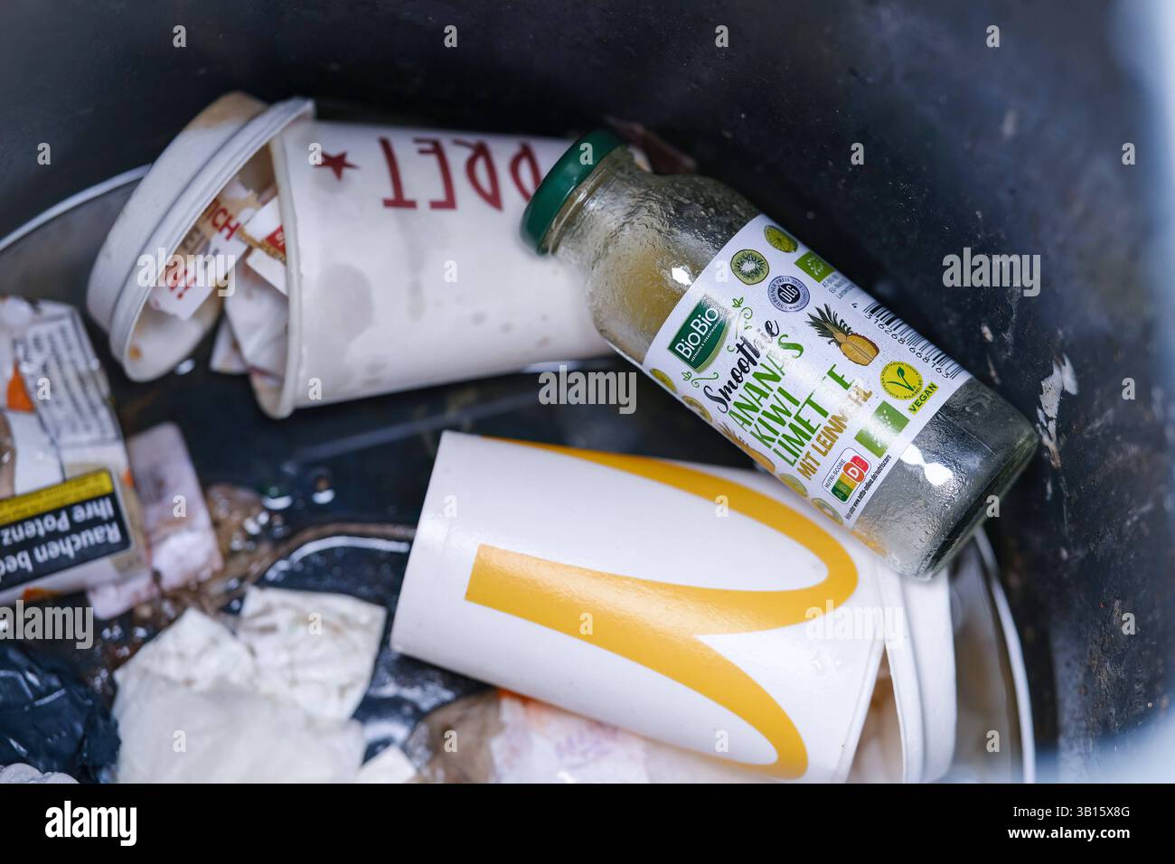 Düsseldorf 25.04.2025 Umweltschutz Pfandsystem Einwegsystem Mehrwegpflicht Pappbecher Mehrwegbecher Fastfood To Go Coffee togo Mehrwegverpackung Getränkebecher Abfalleimer Verpackungsmüll McDonalds McCafe Plastikabgabe BioBio Smoothie Düsseldorf Nordrhein-Westfalen Deutschland *** Düsseldorf 25 04 2025 sistema di deposito di protezione ambientale sistema monouso Düsseldorf Foto Stock