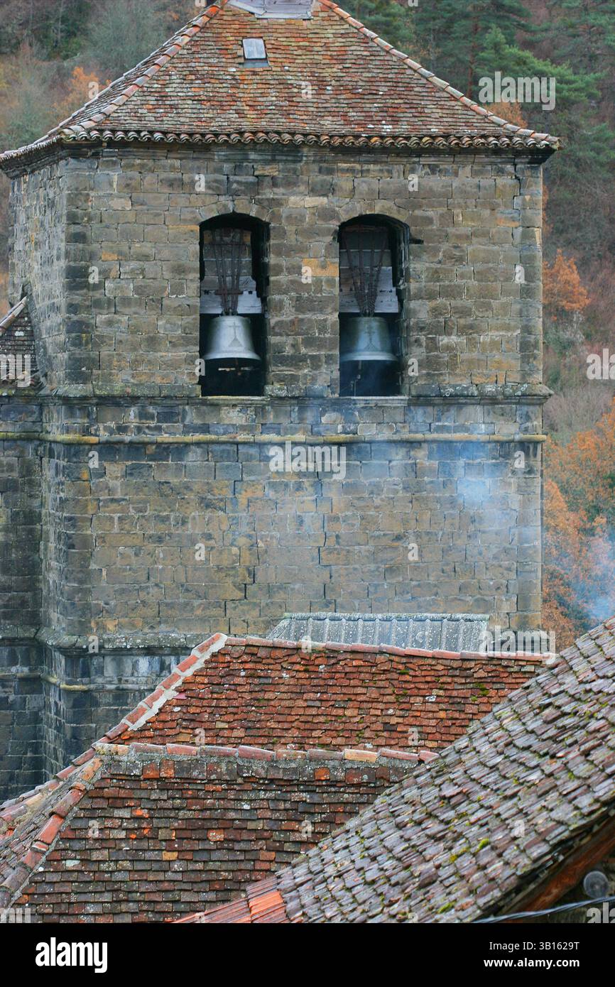 Uztarroz, sulle rive del fiume di cui condivide il nome, è il villaggio più settentrionale della valle di Roncal e l'ultimo prima di entrare nella vicina valle di Salazar. Foto Stock