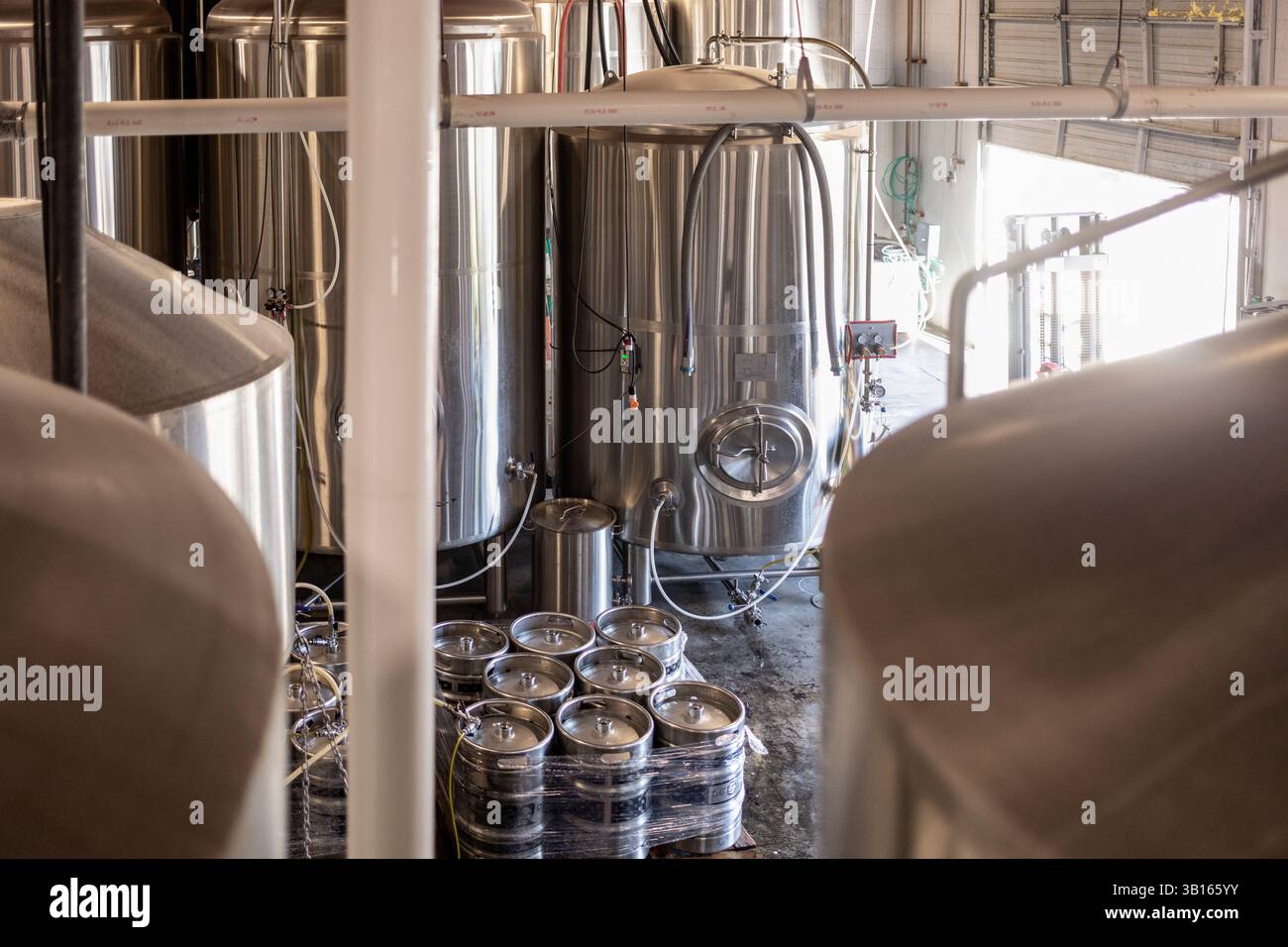 Preparazione di serbatoi e fusti in una micro birreria Foto Stock
