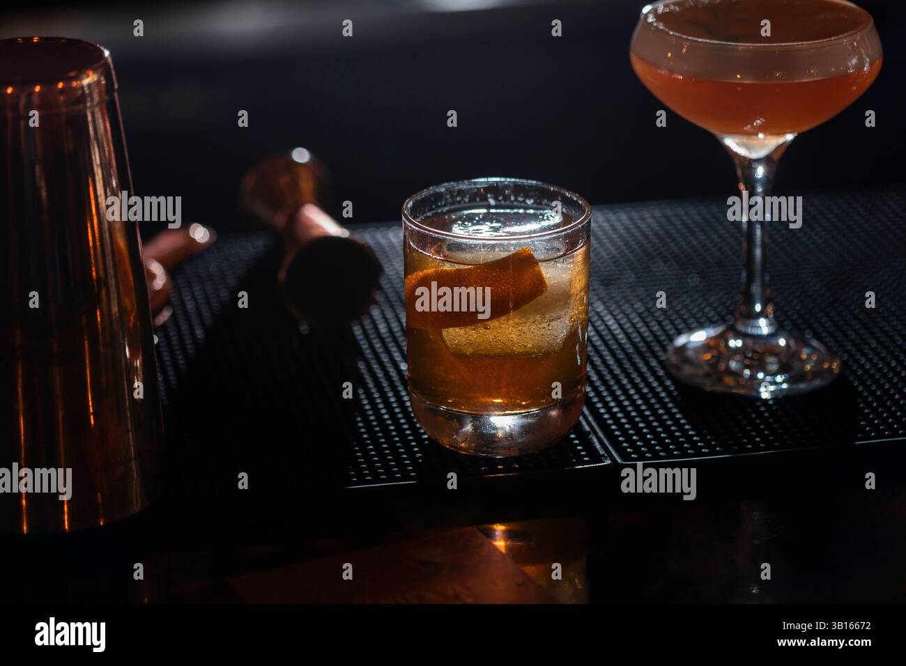 Cocktail al bar con barware Foto Stock