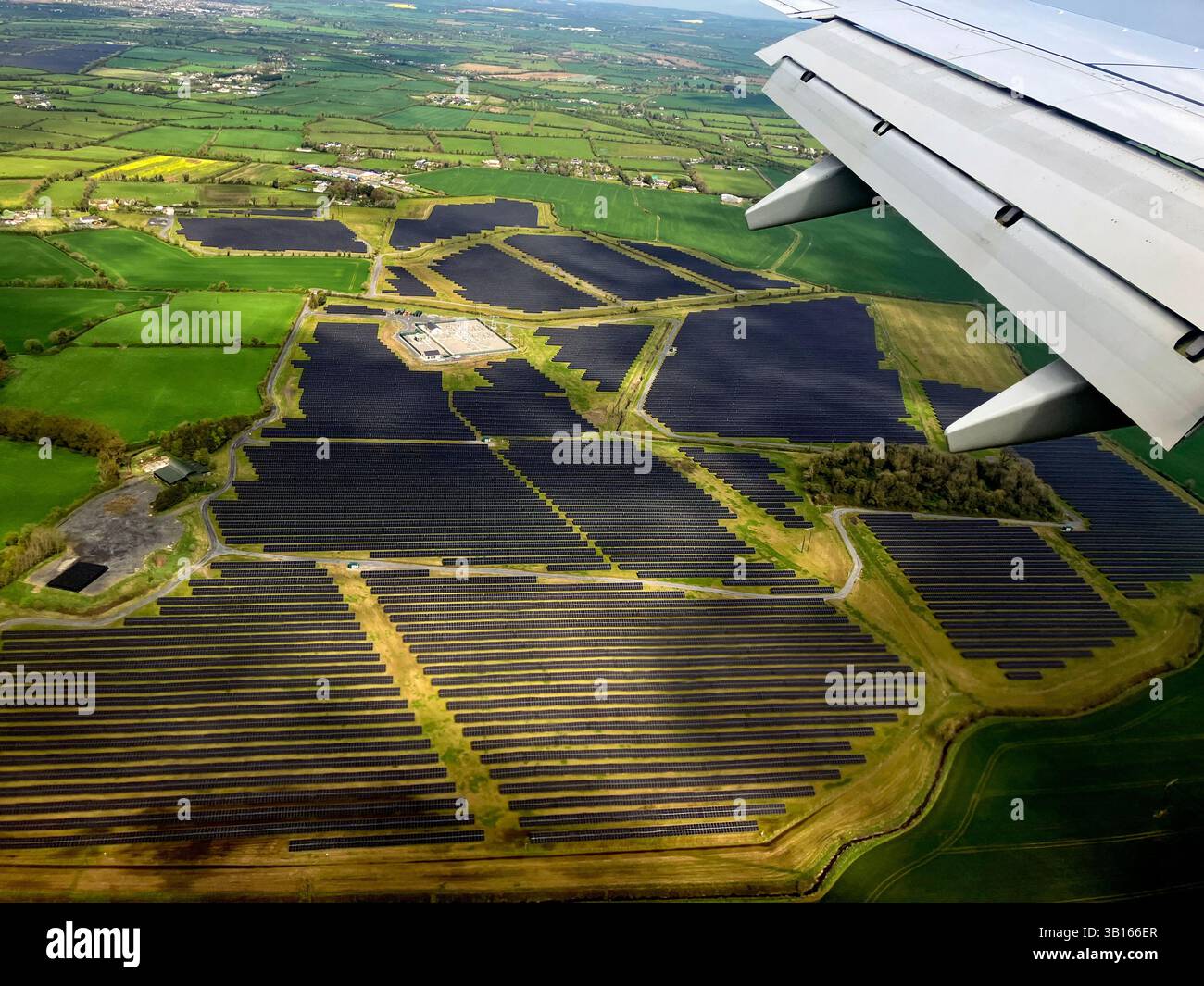 Pannelli di generazione di energia solare visti dalla finestra di atterraggio degli aeromobili vicino a Dublino, Irlanda. Foto Stock