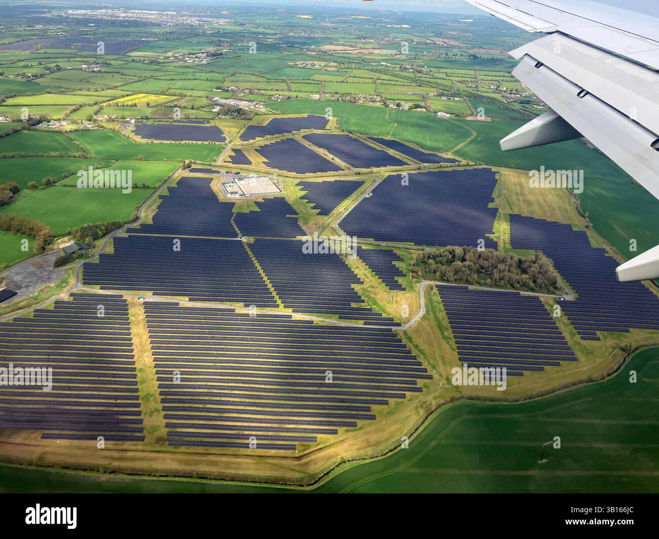 Pannelli per la generazione di energia solare visti dagli aeromobili che atterrano all'aeroporto di Dublino, Irlanda. Foto Stock