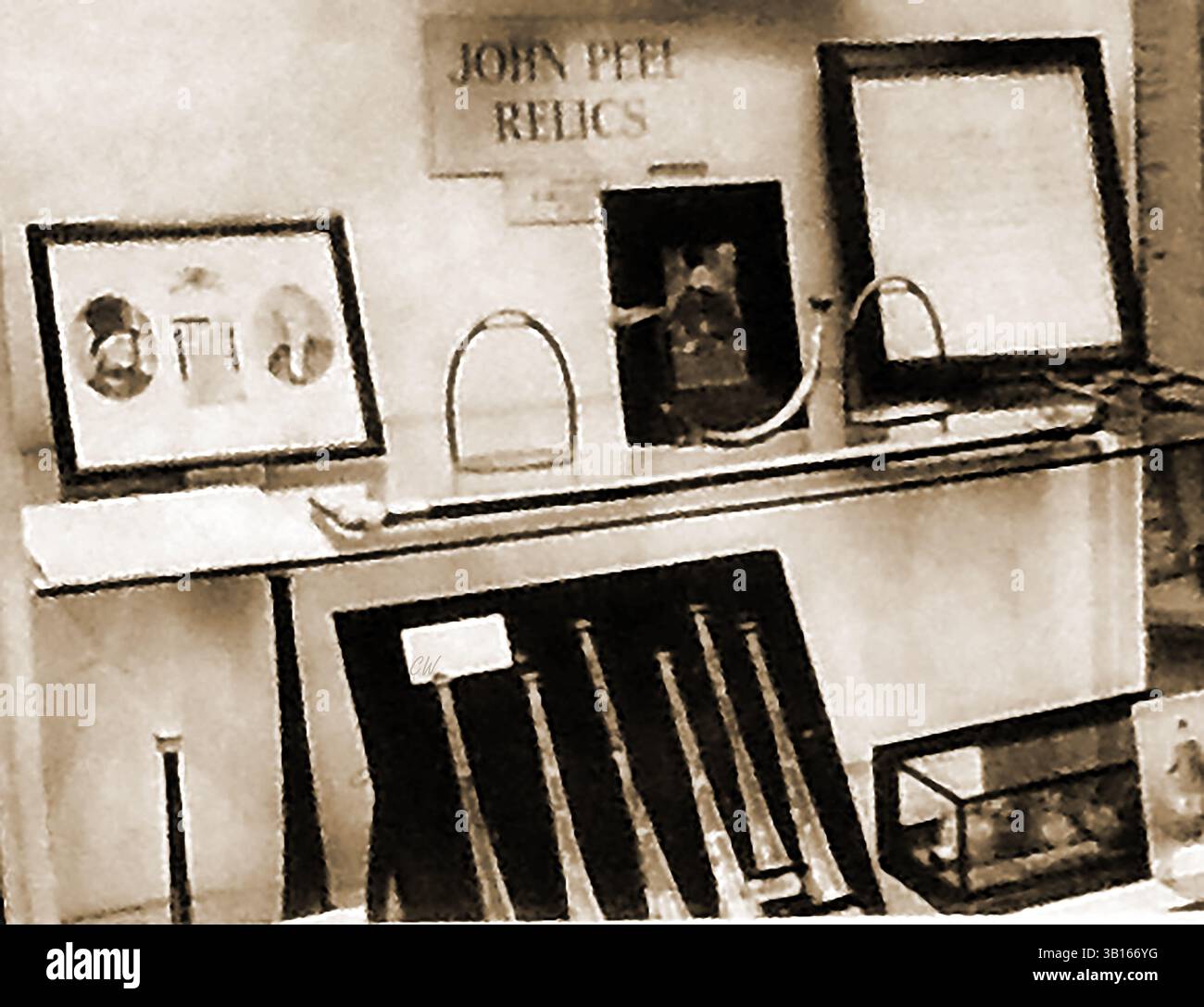 Reliquie di John Peel (1776-1854) in mostra presso la Field Sports Society HQ a Piccadilly, Londra nel 1953. John Peel (1776 - 1854 circa), famoso per la famosa canzone di caccia popolare, contadino e cacciatore di volpi, che divenne famoso attraverso una canzone ("D'ye Ken John Peel") - "Ken" che significa "sapere" nel nord dell'Inghilterra e della Scozia. È stato scritto o adattato dal suo amico John Woodcock Graves (1795-1886) in onore del suo amico durante la vita di John Peel. Sono note diverse versioni. È considerato da alcuni come l'inno non ufficiale del Cumberland Foto Stock