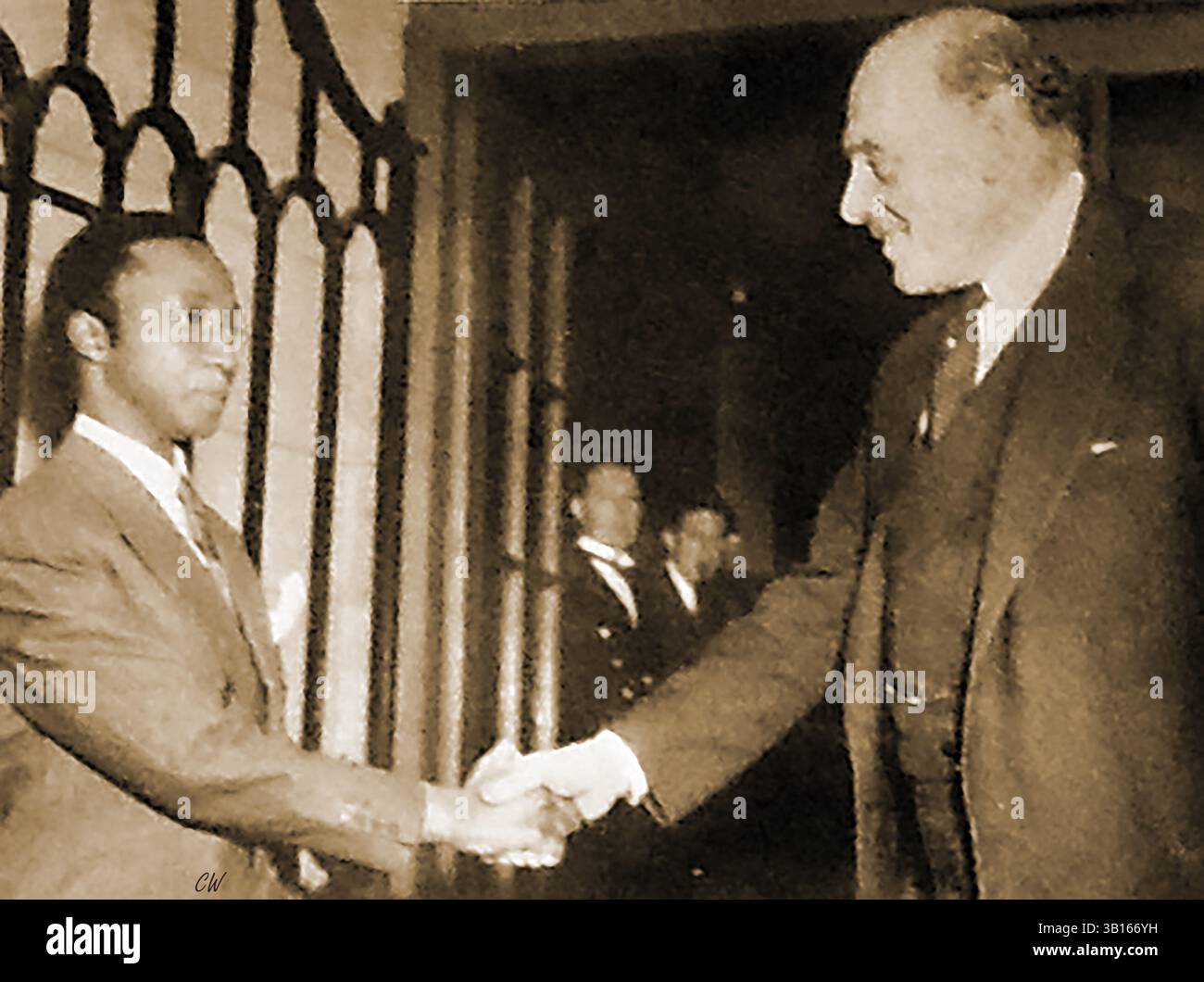 Il deposto Kabaka (re) di Buganda fu accolto all'Ufficio coloniale britannico al suo arrivo in Gran Bretagna nel 1953. Buganda è un regno Bantu all'interno dell'Uganda. Buganda è il più grande dei regni tradizionali dell'attuale Africa orientale. Nel 1953, Kabaka Mutesa II di Buganda fu deposto ed esiliato dal governatore coloniale britannico Andrew Cohen. Gli fu permesso di tornare due anni dopo a seguito di una reazione popolare nota come crisi di Kabaka Foto Stock