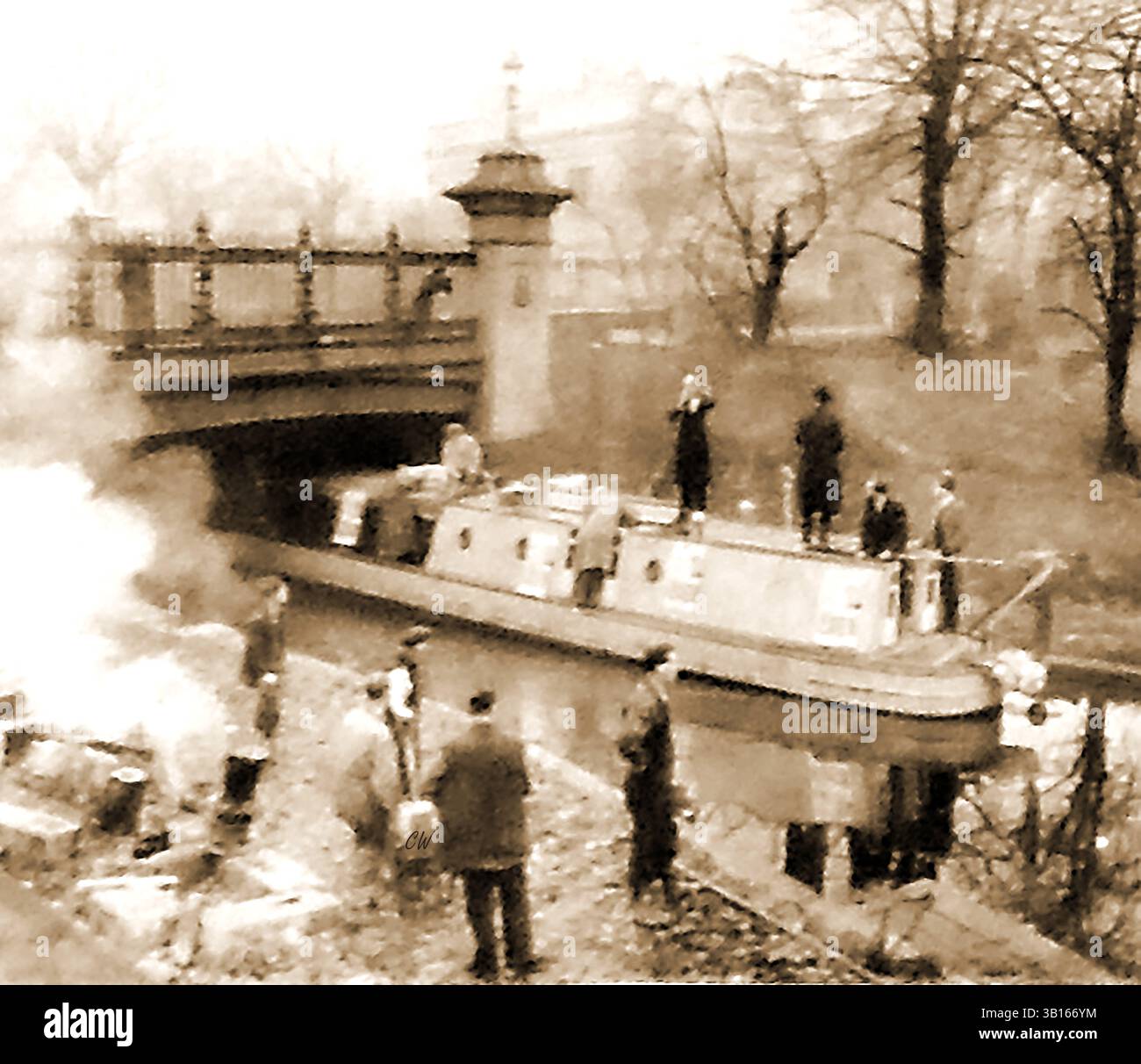 1953 immagine della stampa di John Eden che si è impegnato (senza successo) nelle elezioni suppletive di Paddington mentre navigava su una chiatta sul Grand Union Canal. Nel 1954 fu eletto membro conservatore del Parlamento per Bournemouth West. John Benedict Eden o Barone Eden di Winton (1925 – 2020) fu in seguito conosciuto come Sir John Eden, IX Baronetto e Lord Eden di Winton. Come membro del Parlamento britannico fu Ministro delle poste e delle telecomunicazioni, Ministro di Stato per l'industria , Ministro di Stato per la tecnologia e in seguito divenne membro della camera dei Lord, Lord Temporal Foto Stock