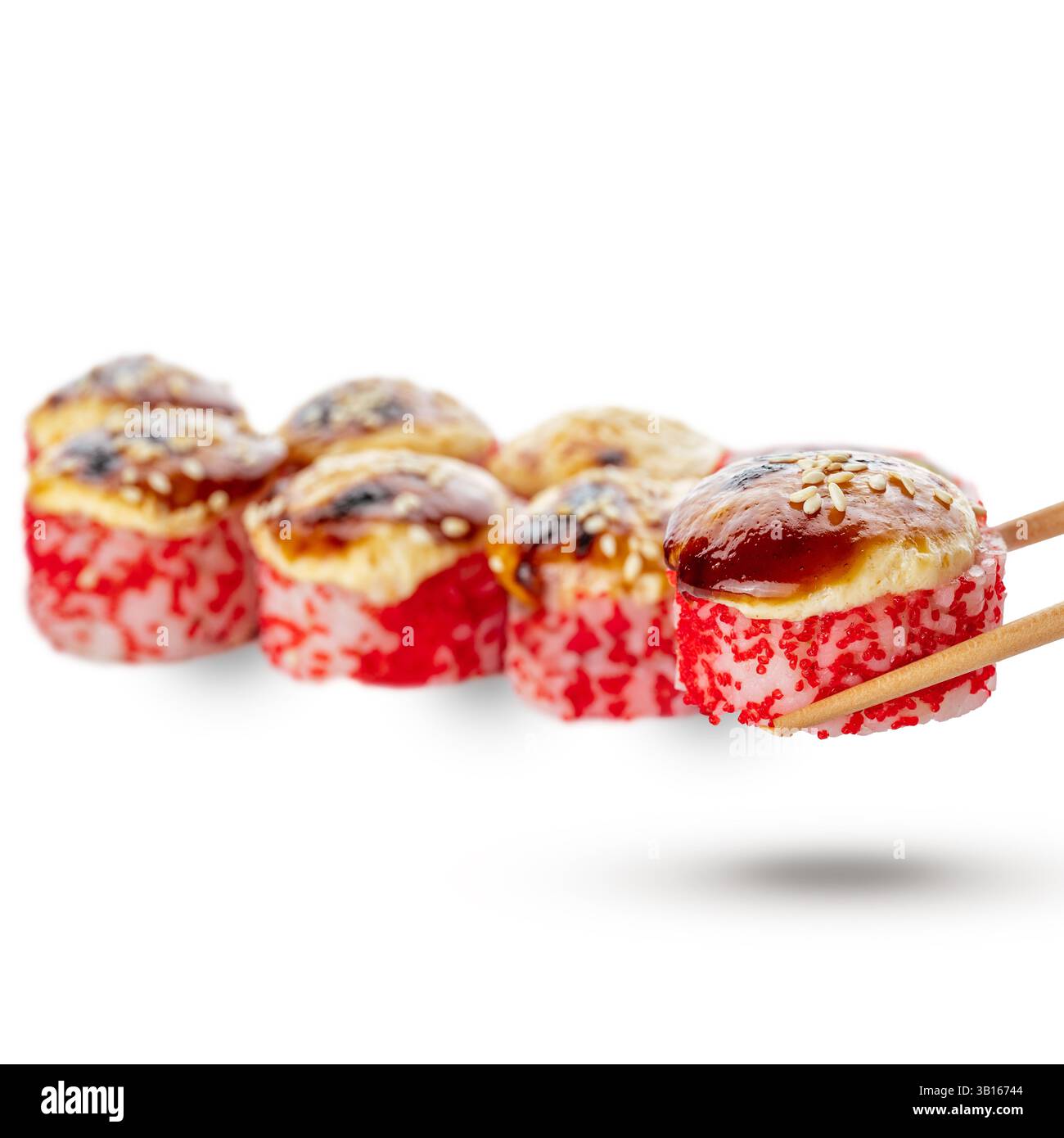 sushi roll al forno con tobiko Foto Stock